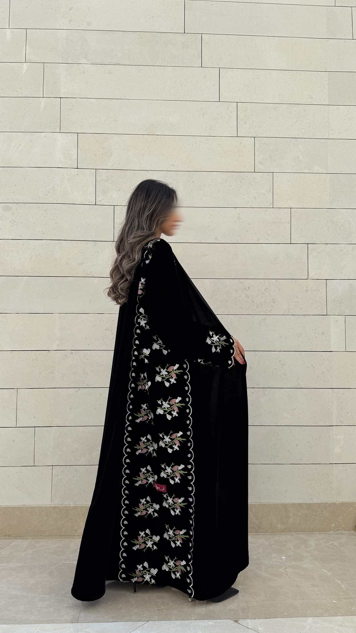 MWT566 - عباية مخمل سوداء بتطريز ورد على الجوانب - Aya