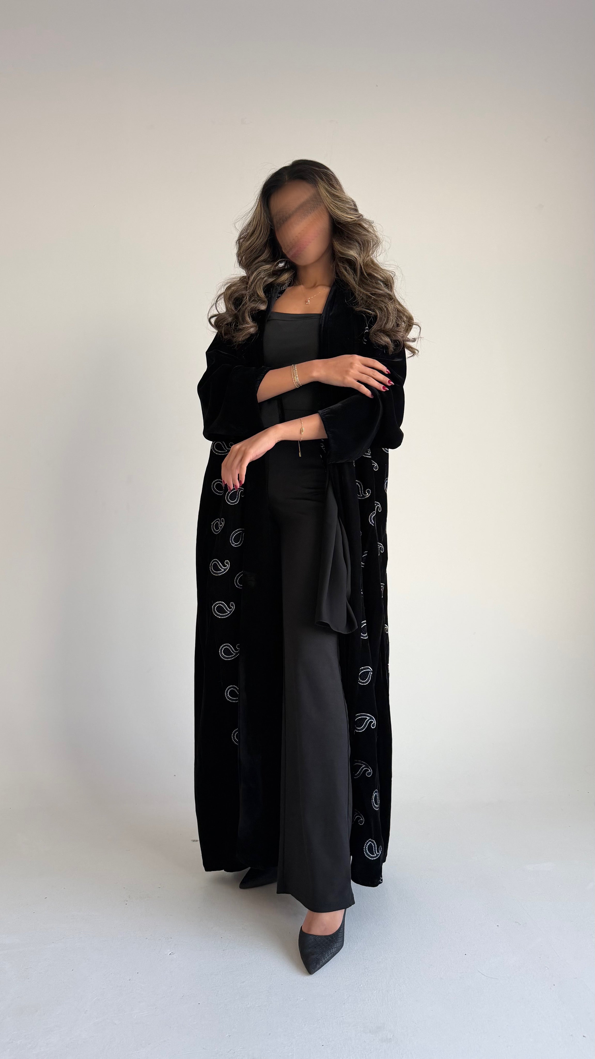 MW1801 - عباية مخمل مع اضافة تطريز كمبويتر على الجوانب - Aya