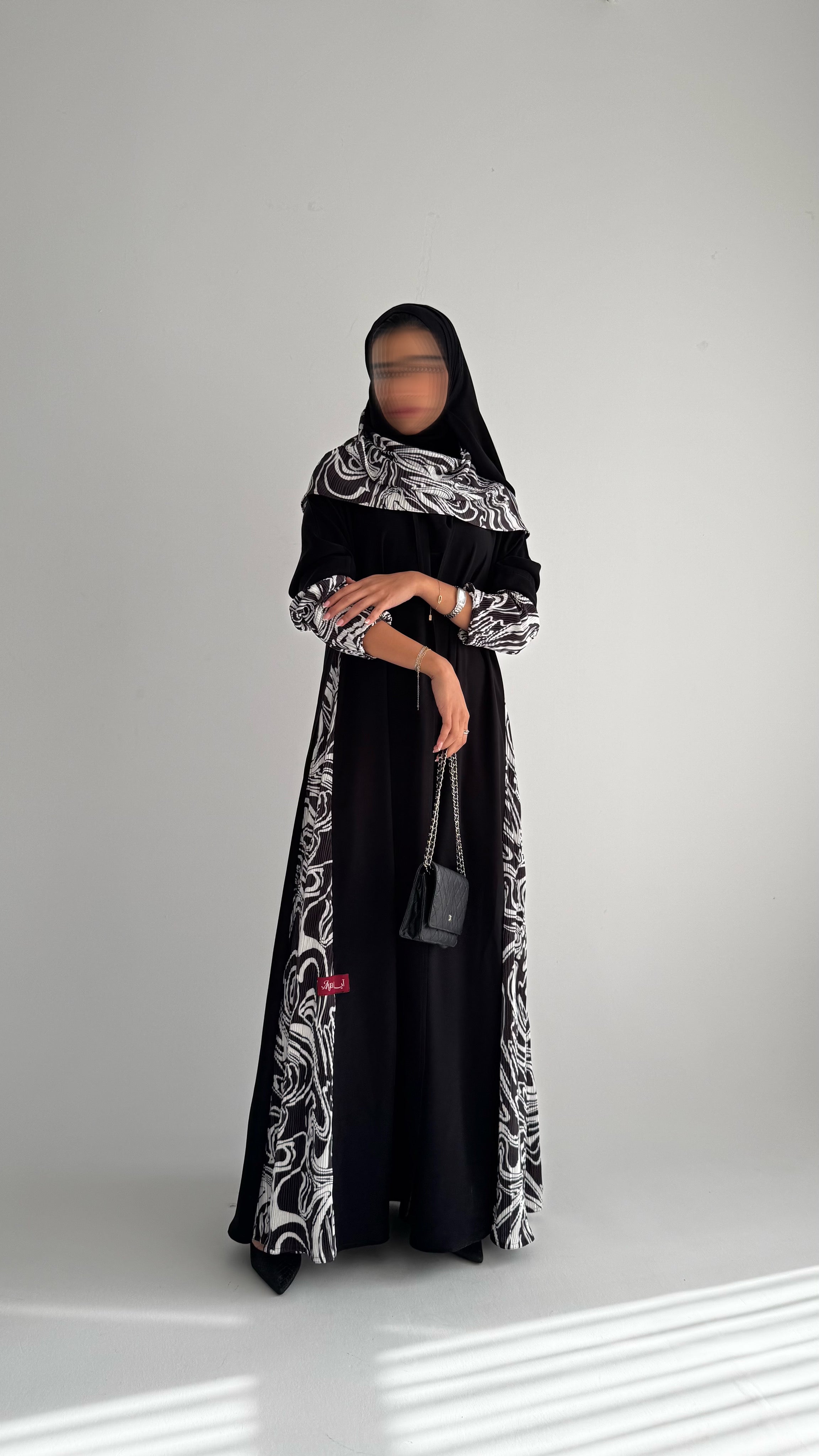 MWT900 - عباية سوداء كريب كلوش تدخيلة جوانب جاكار طباعة