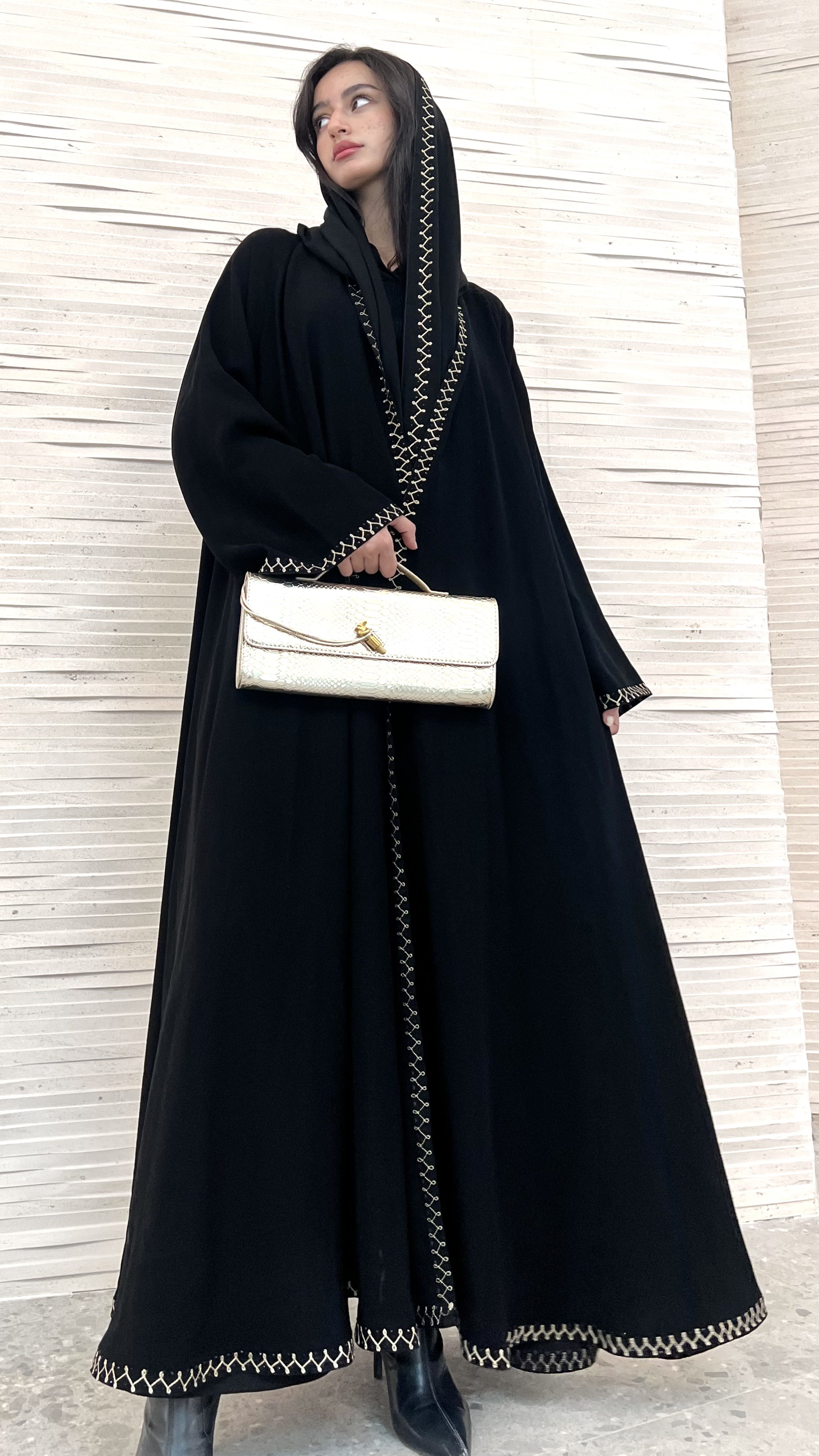 MW1267 - عباية سوداء دبل كلوش بتطريز ابيض في اطراف العباية والطرحة - Aya