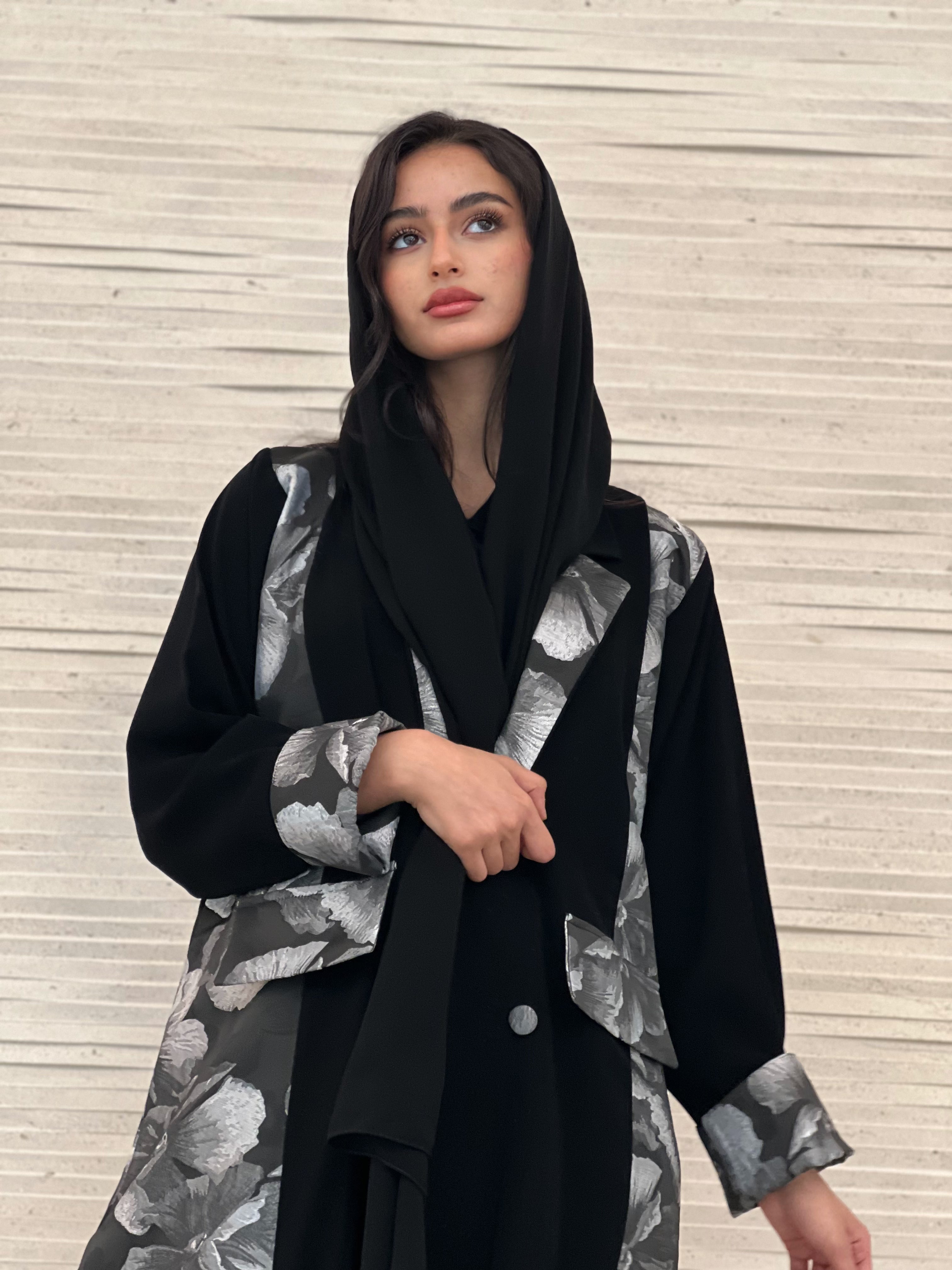 MW1261 - عباية بليزر مع جاكار مورد