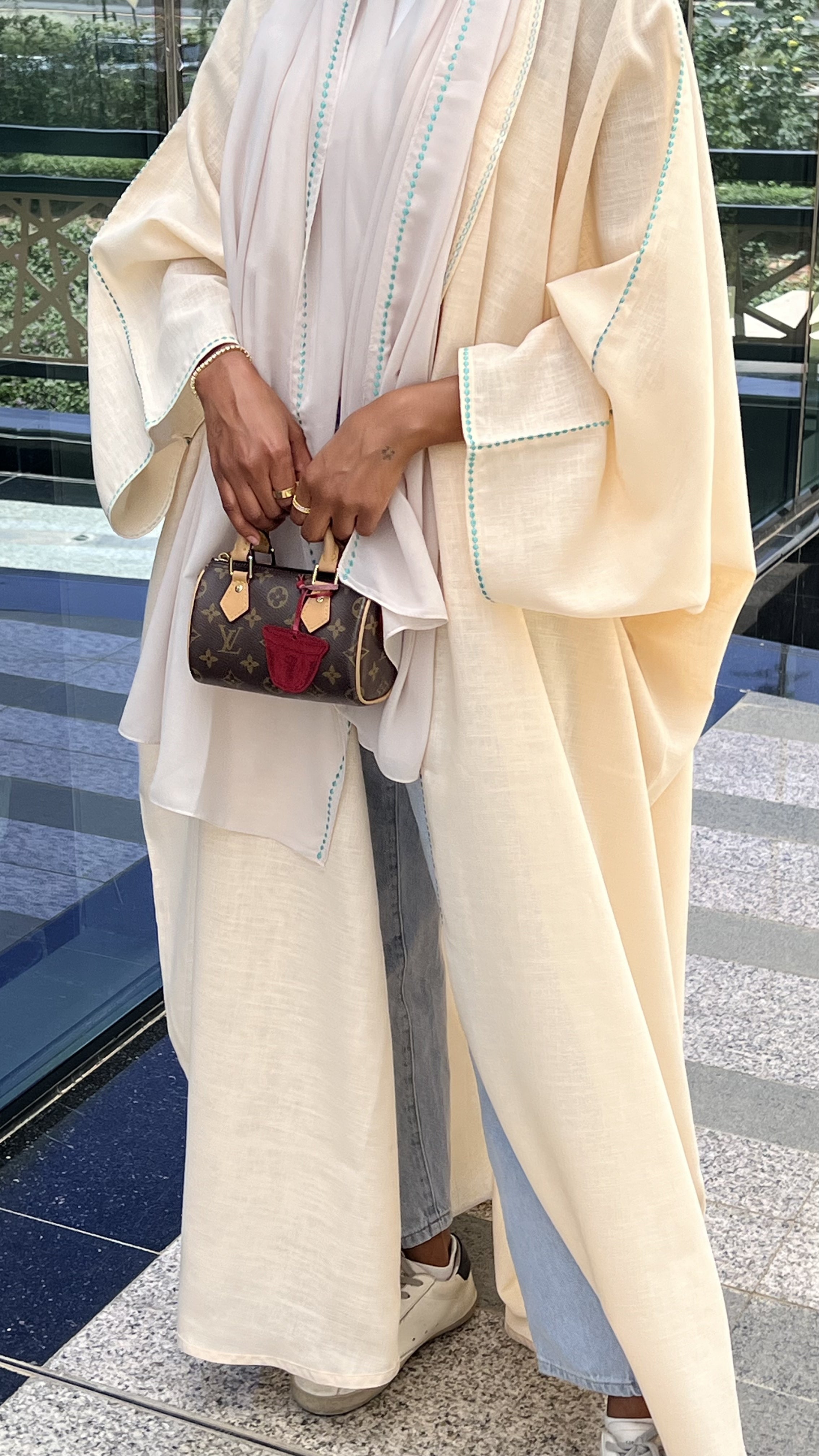 MW1350 - عباية فراشة بلون البيج مطرزة من الخلف وعلى الأطراف - Aya