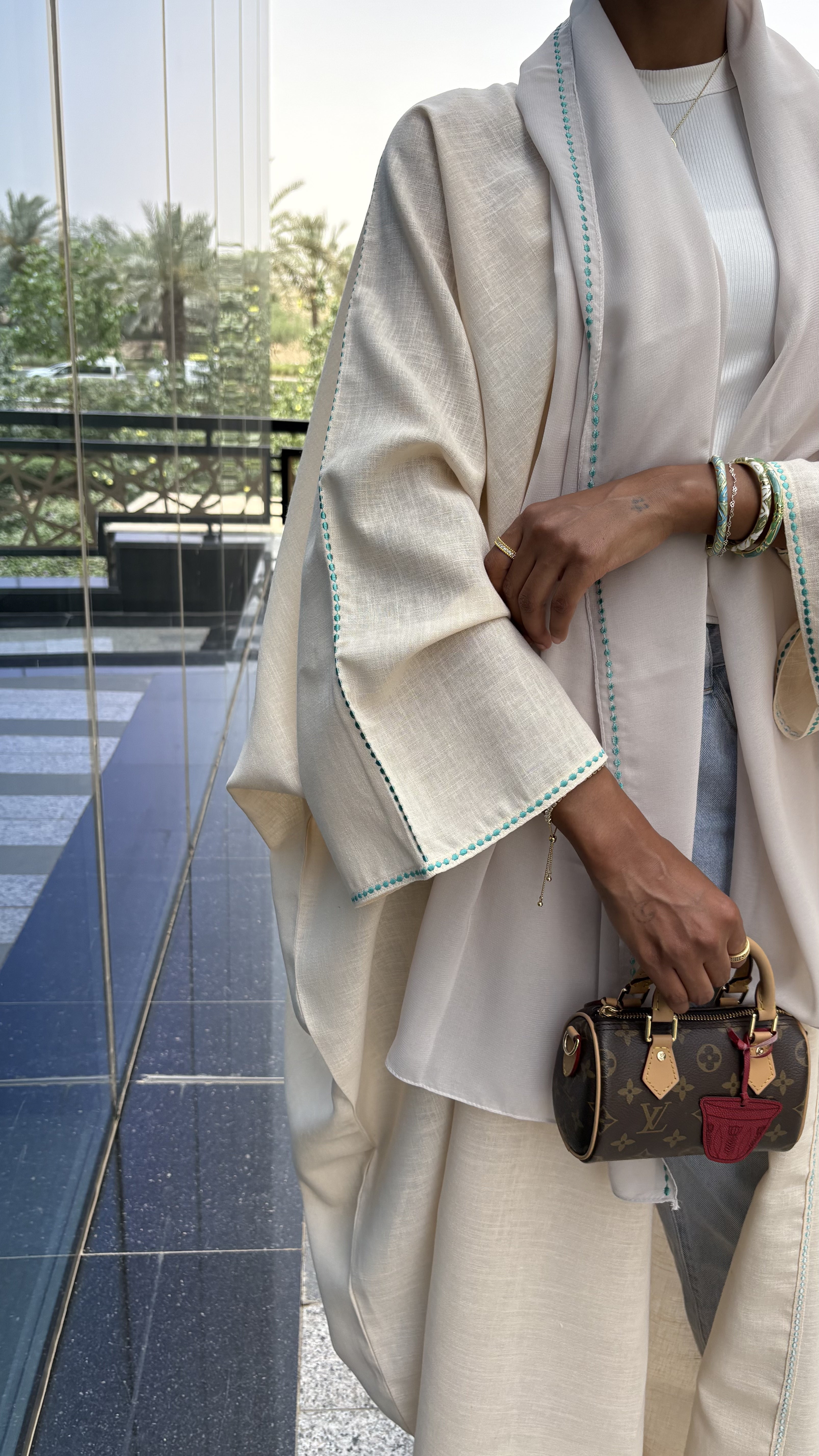 MW1350 - عباية فراشة بلون البيج مطرزة من الخلف وعلى الأطراف - Aya