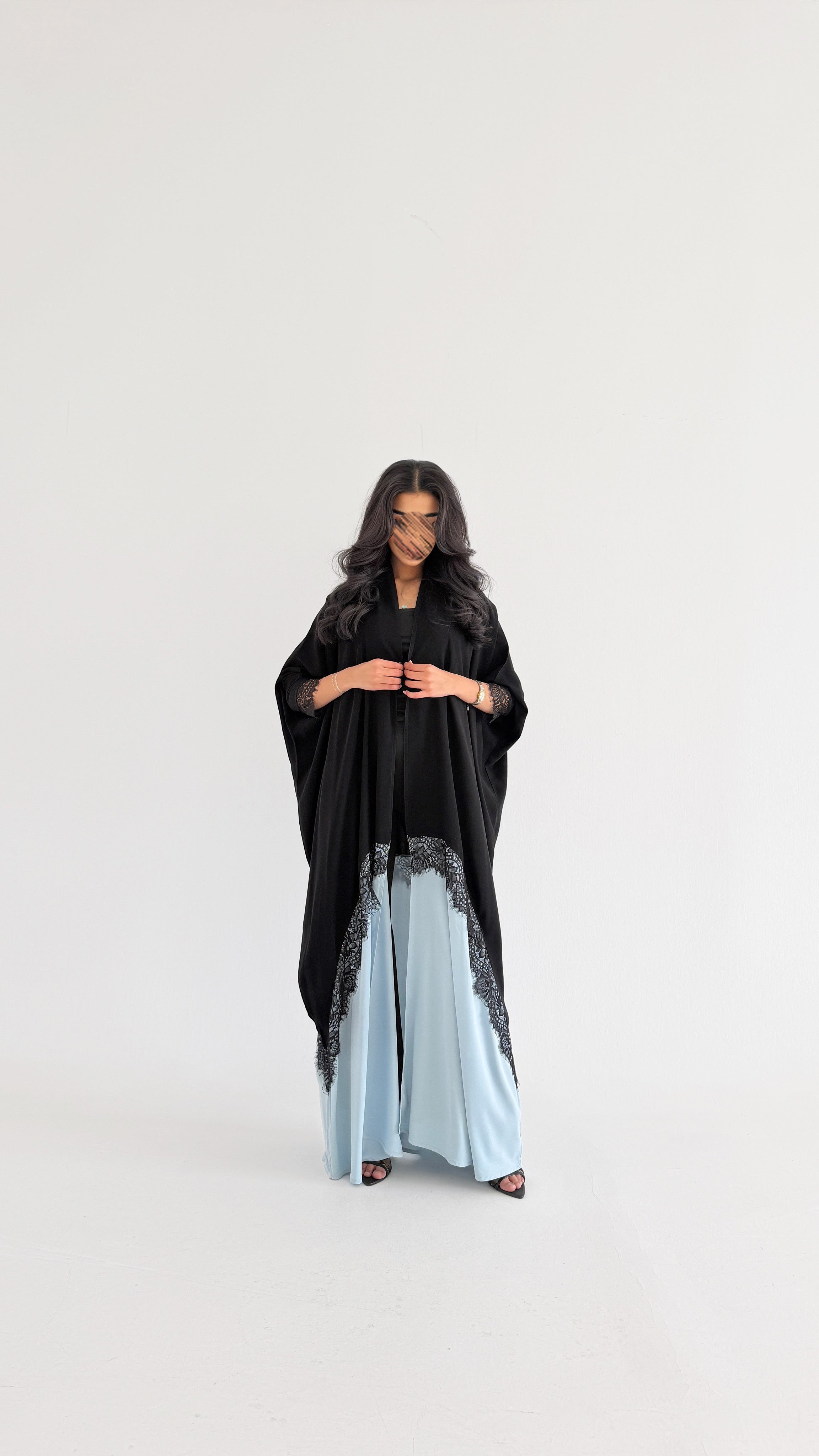 MWT2009 - عباية كريب اسود وساتان مع دانتيل - Aya