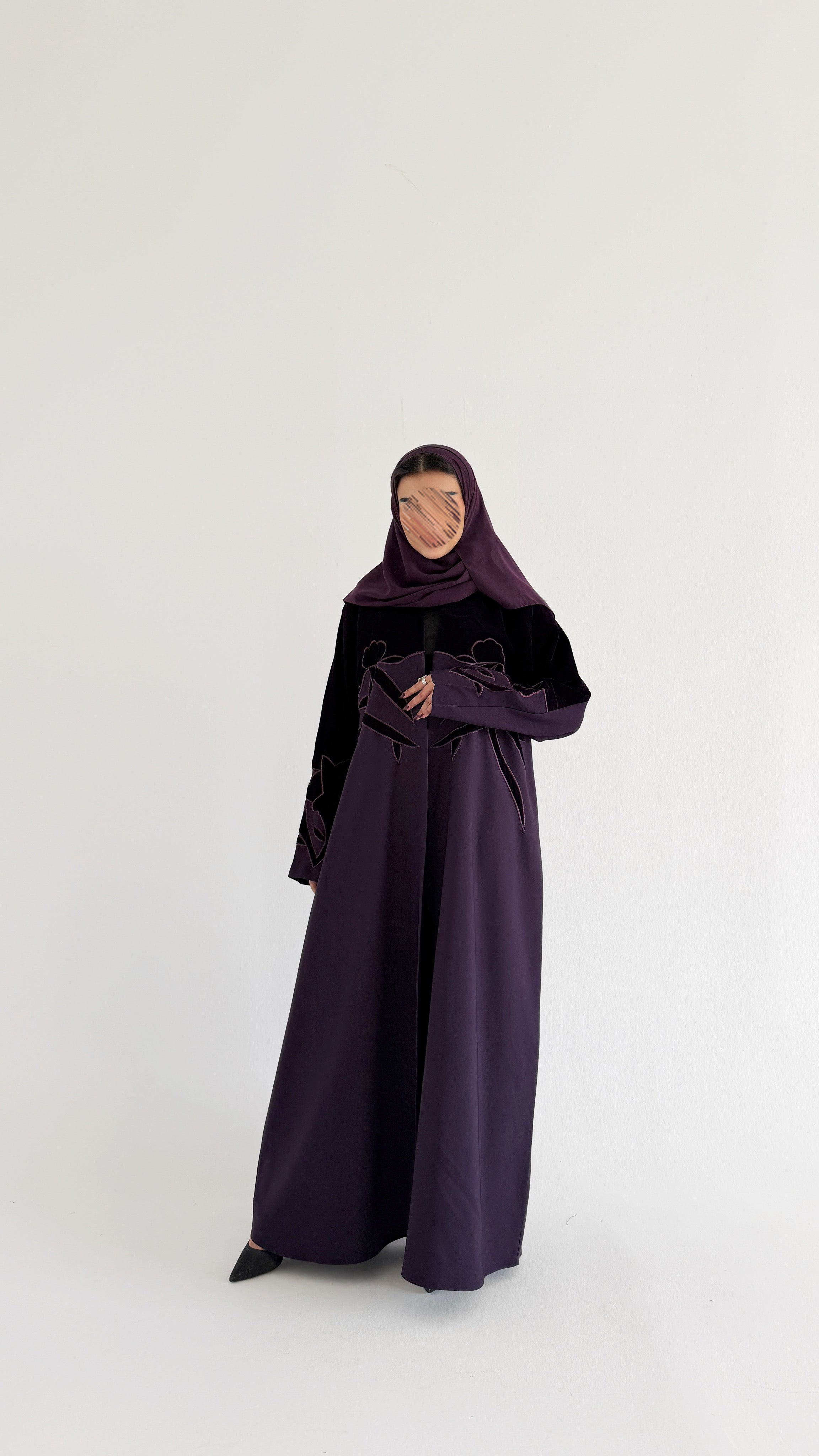 MWT896 - عبايه كريب مع تدخيله مخمل بشكل وردات - Aya