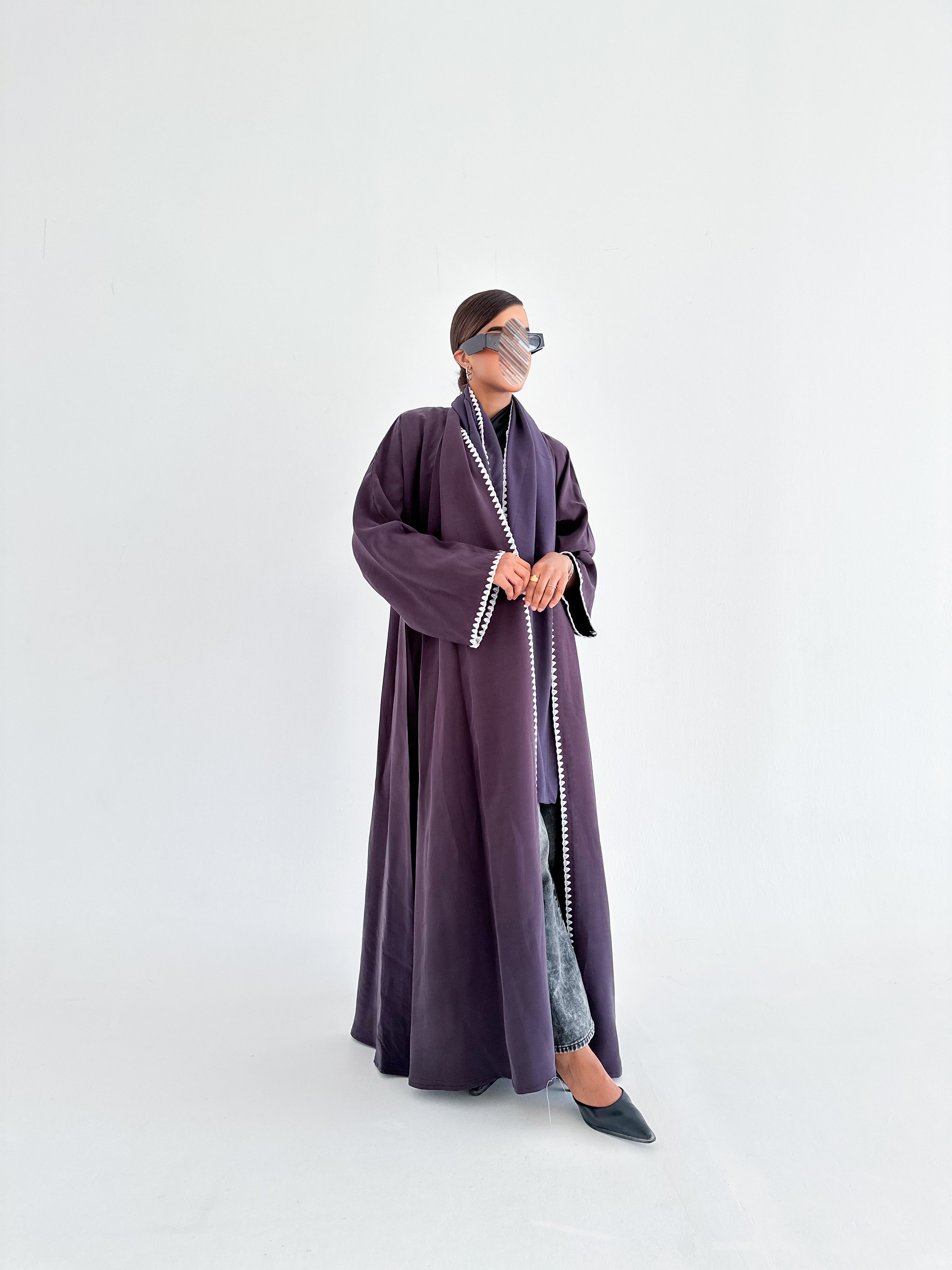 MW1390 - عباية حرير ياباني بتطريز أبيض في الأطراف - Aya