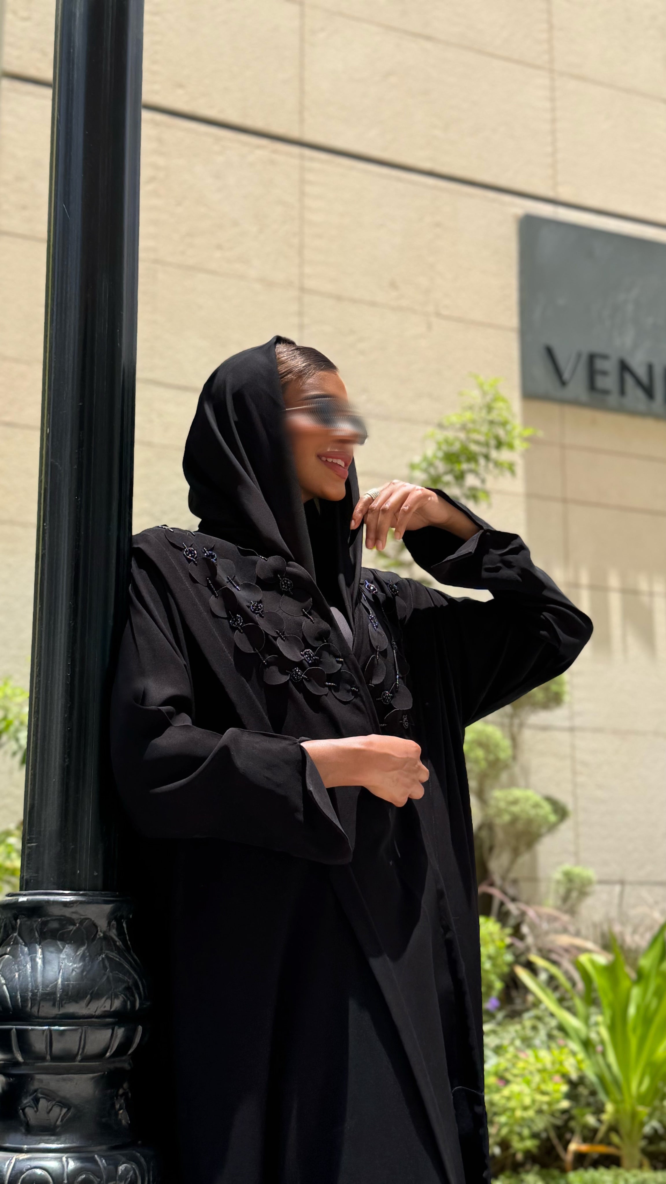 MW1270 -عباية سوداء بتطريز ورد ناعم من فوق - Aya