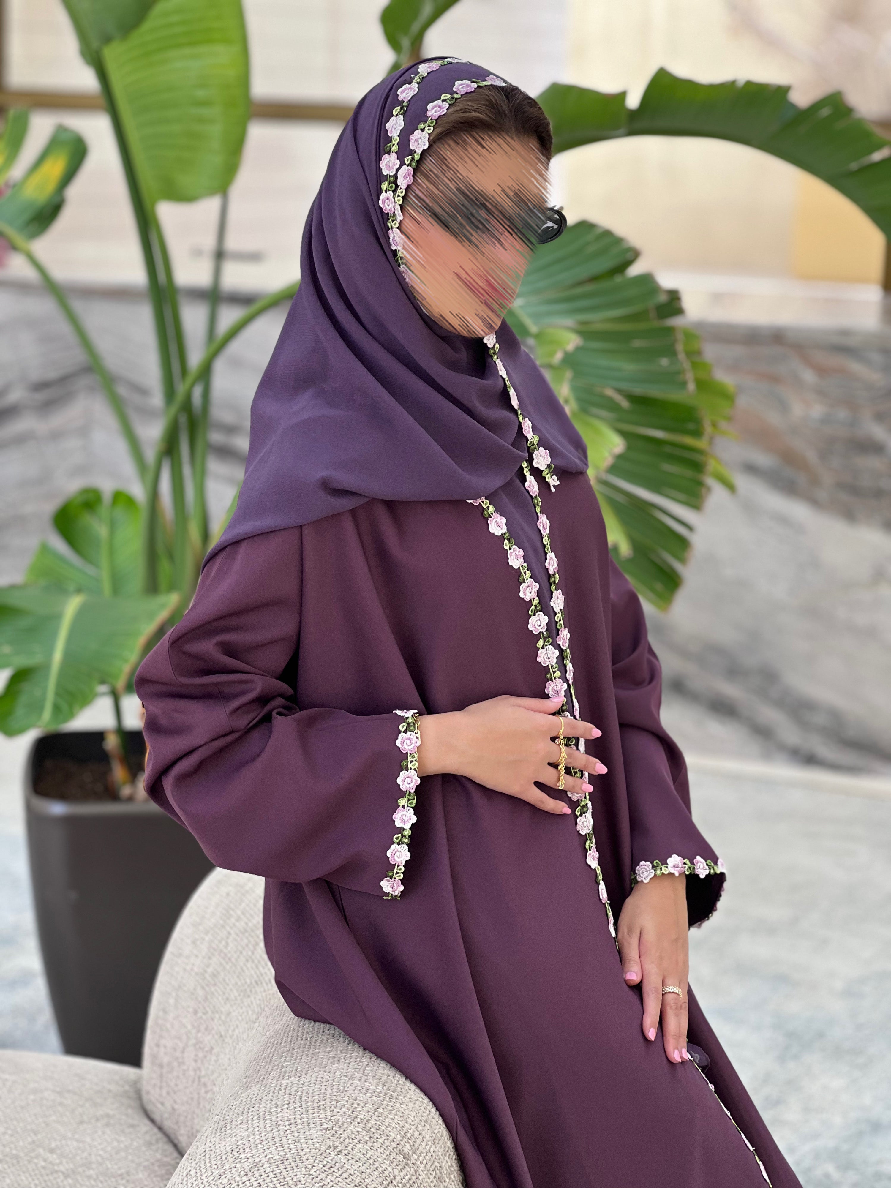 MWT334 - عباية موفي مع اطراف ورد - Aya
