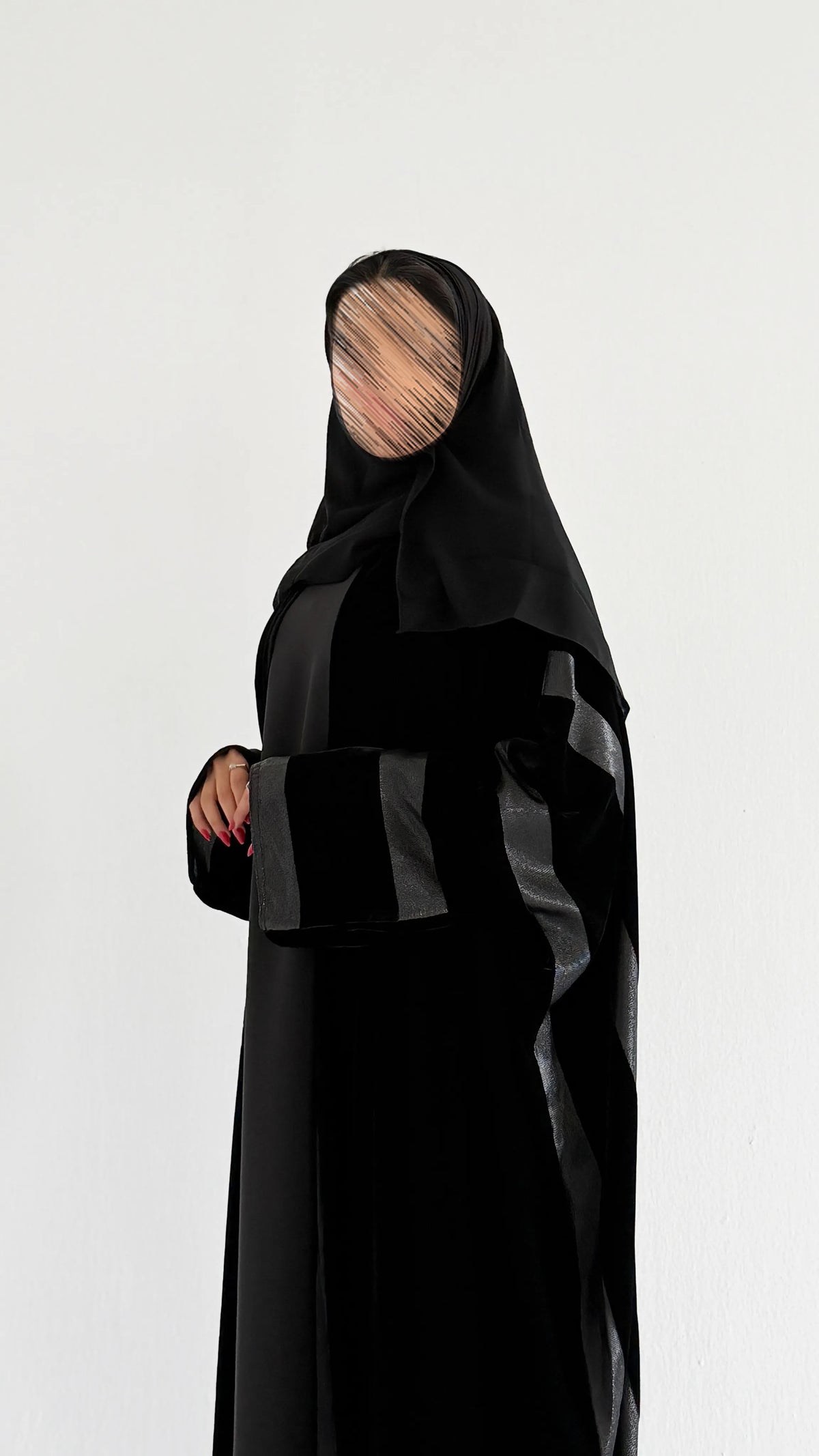 MWT1296 - عباية مخمل أسود مع تدخيله مخمل مخطط فضي - Aya