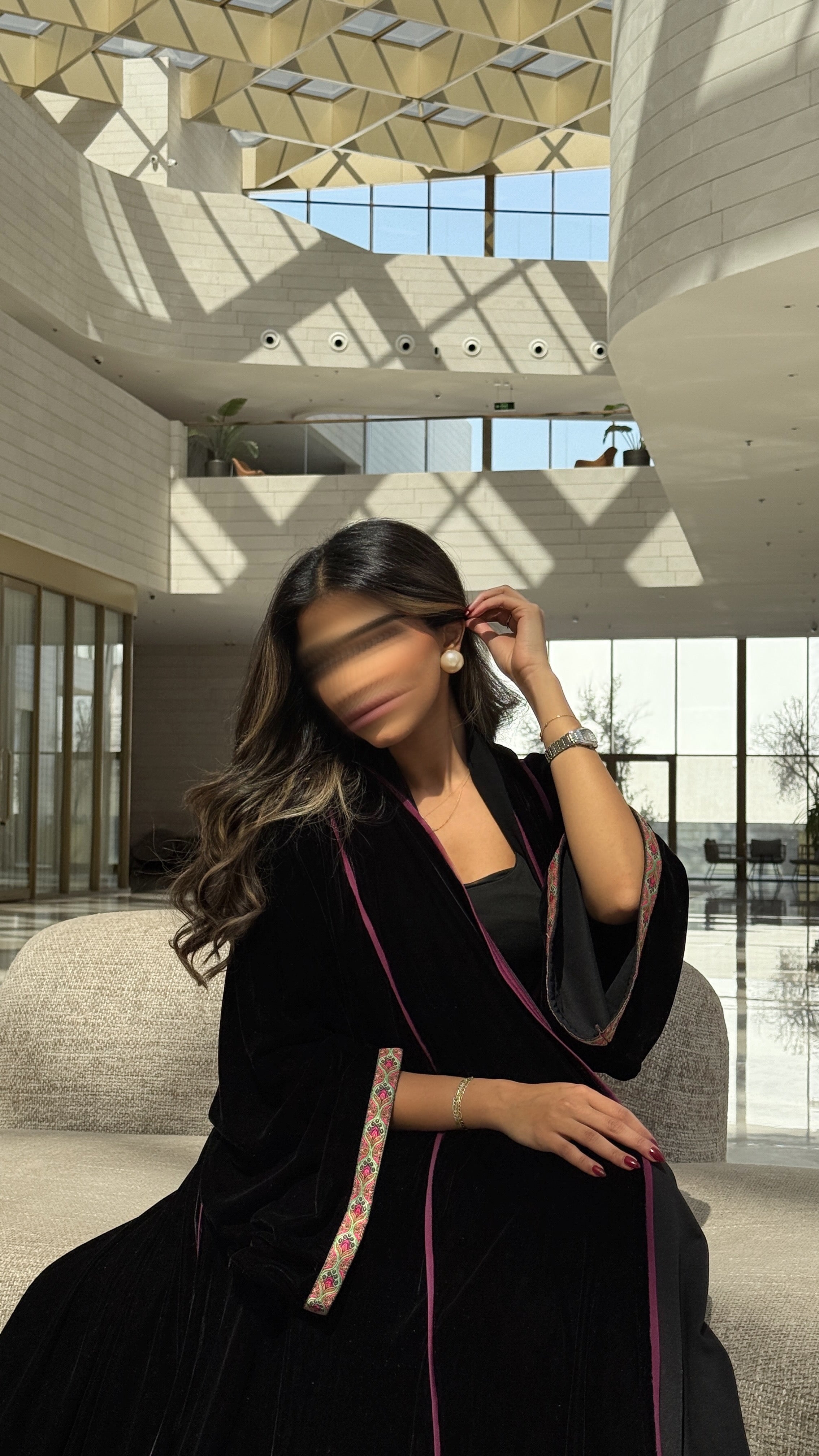 MWT565 - عباية مخمل أسود بخطوط بنفسجية مع تطريز بنفسجي - Aya