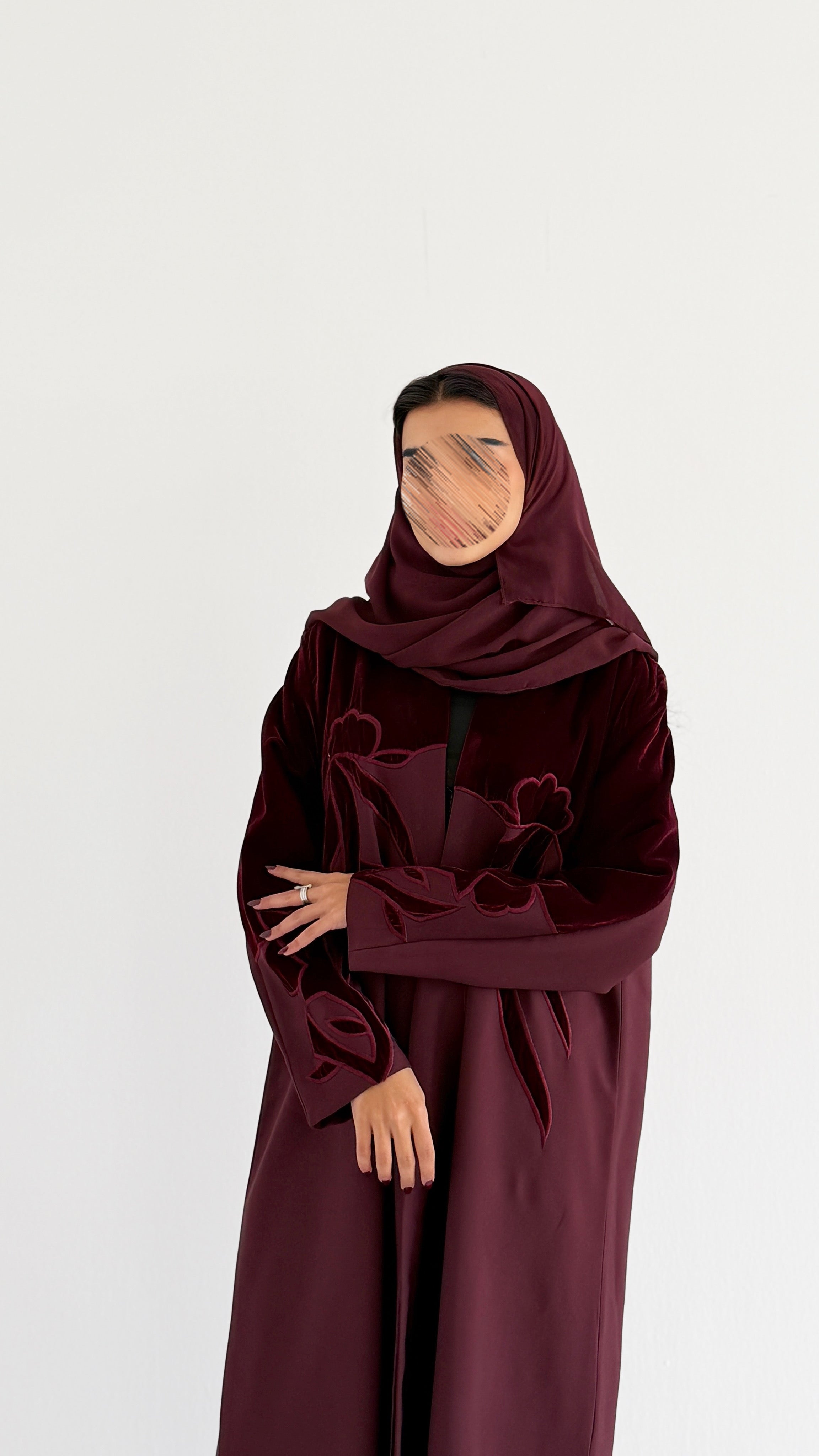 MWT897 - عبايه كريب مع تدخيله مخمل بشكل وردات - Aya