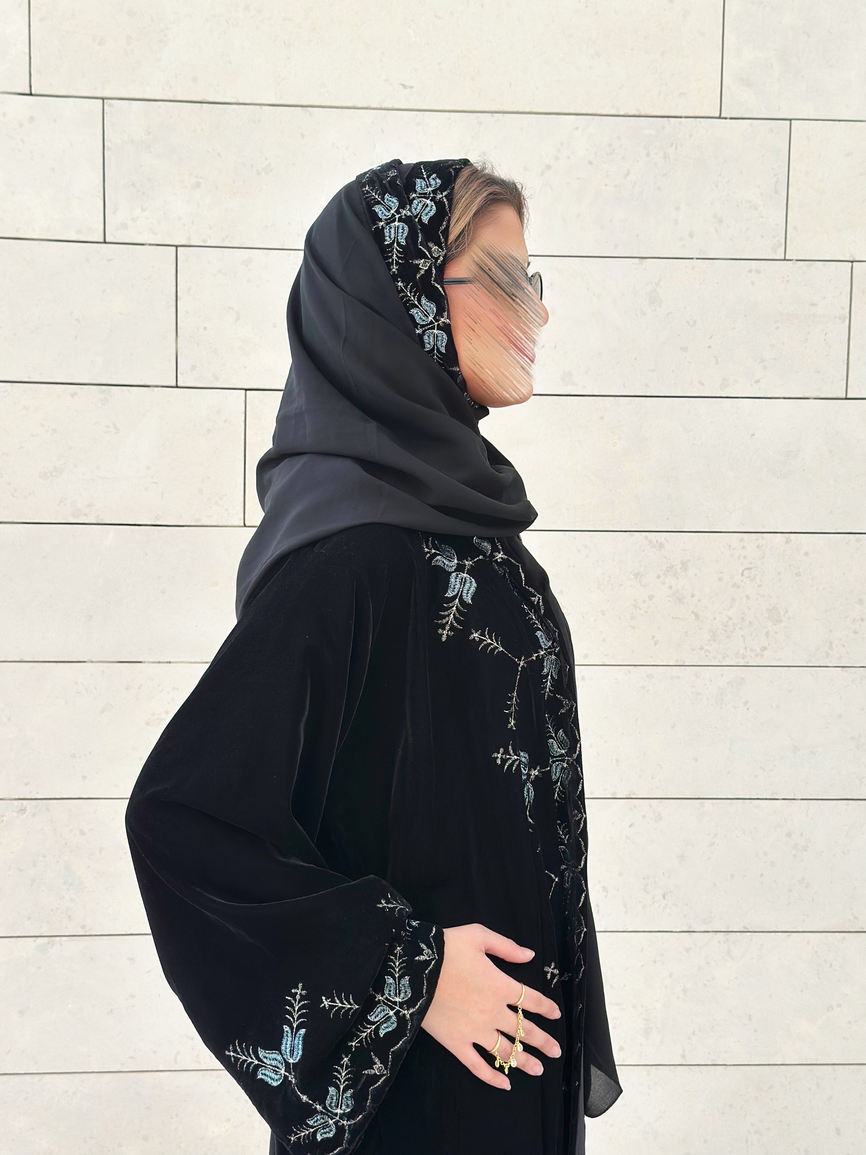 MWT549 - عباية مخمل مع تطريز بالكامل