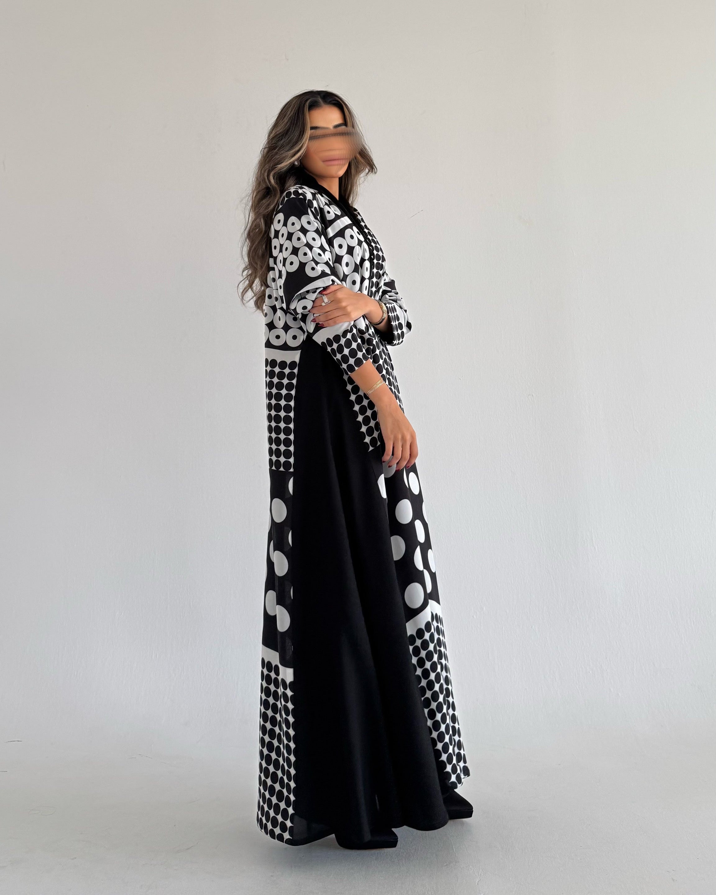 MW1548 - عباية منقط اسود وابيض | Polka - Aya