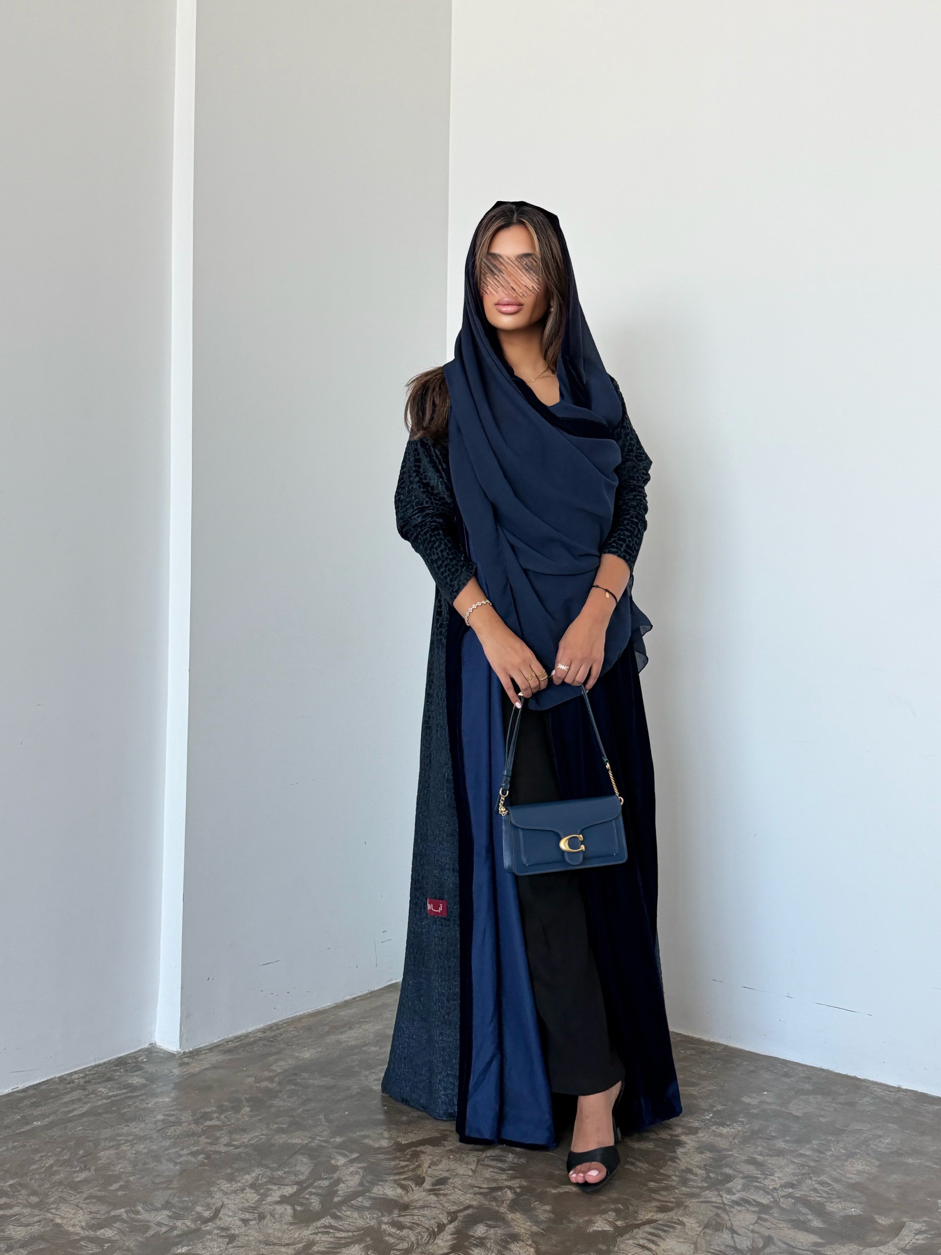 MWT954 - عباية مخمل مع تدخيلة لمعه بالاكمام والجوانب