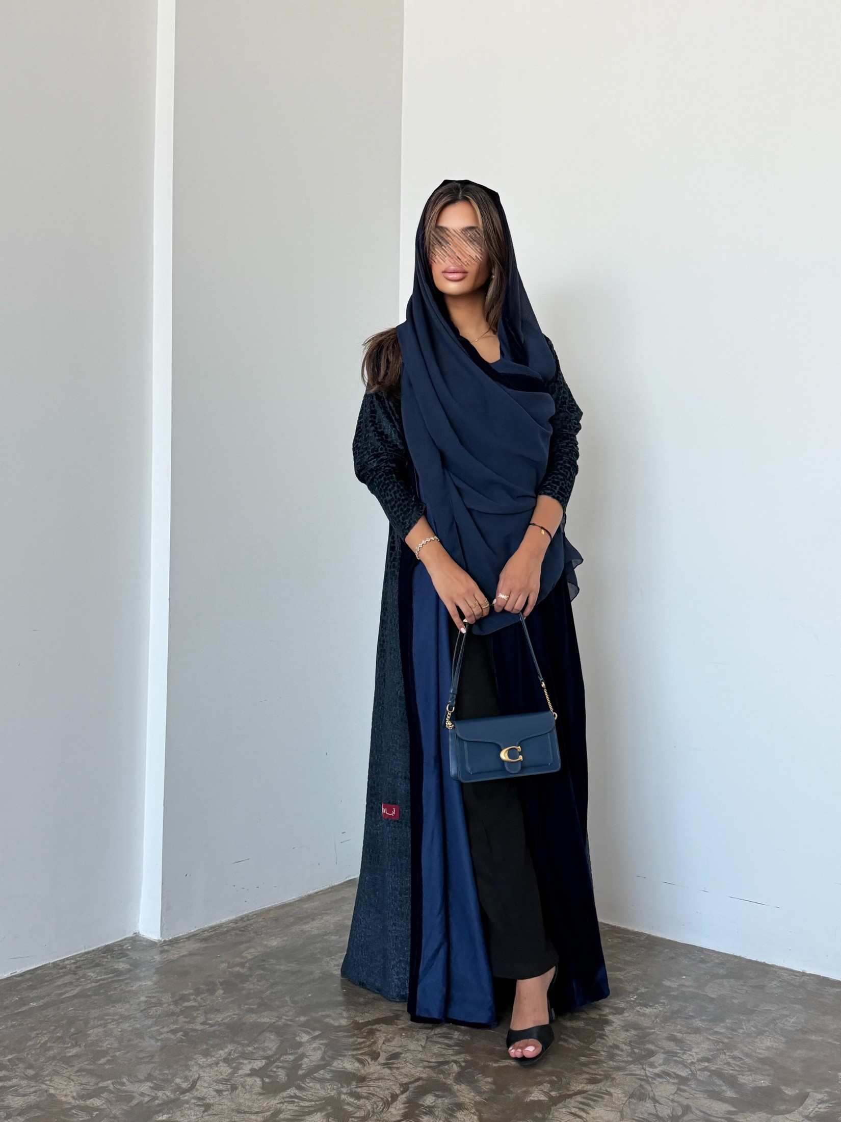 MWT954 - عباية مخمل مع تدخيلة لمعه بالاكمام والجوانب - Aya