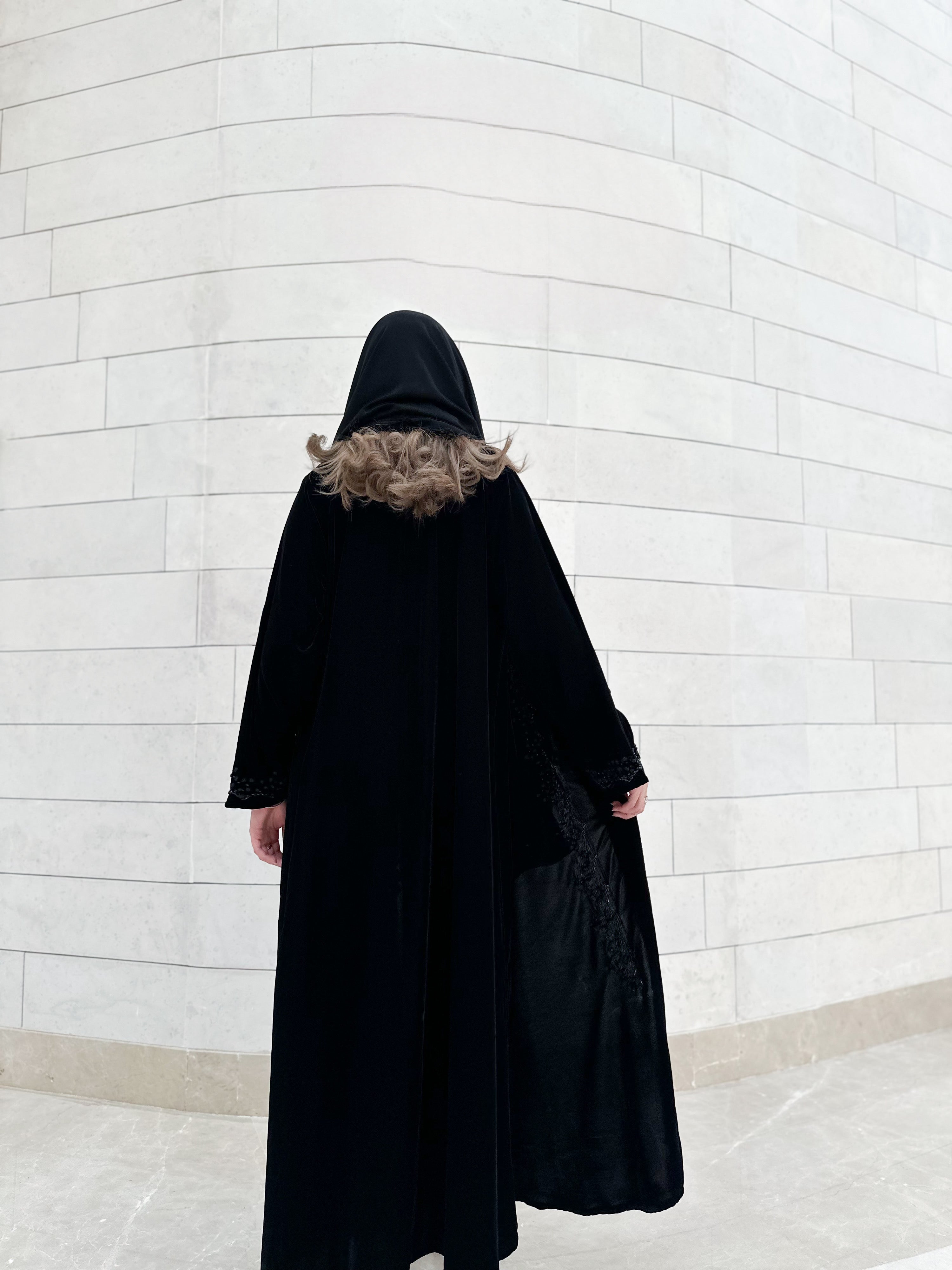 MWT724 - عباية مخمل بتطريز اسود - Aya