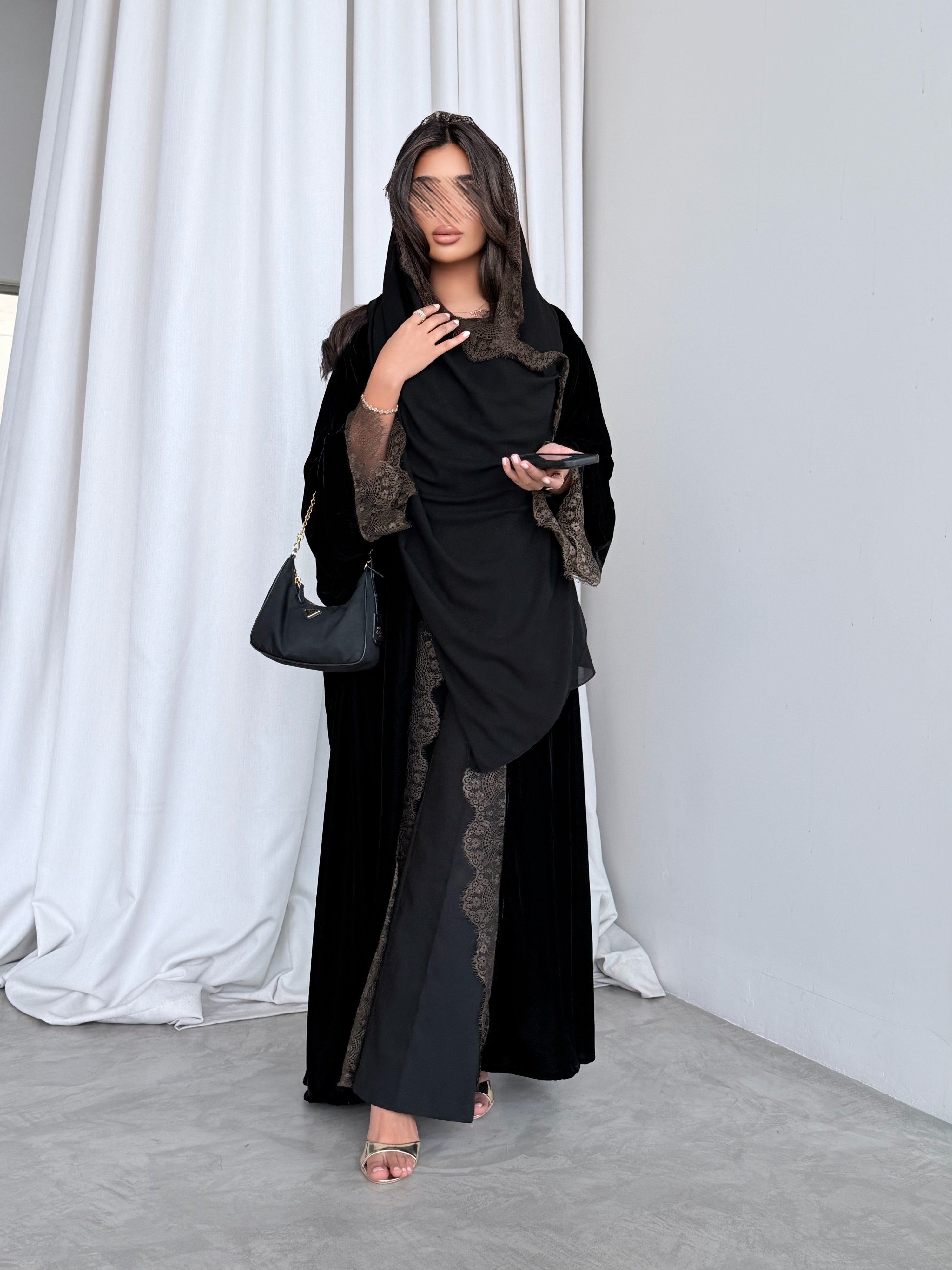 MWT981 - عباية مخمل مع تدخيلة دانتيل زيتي