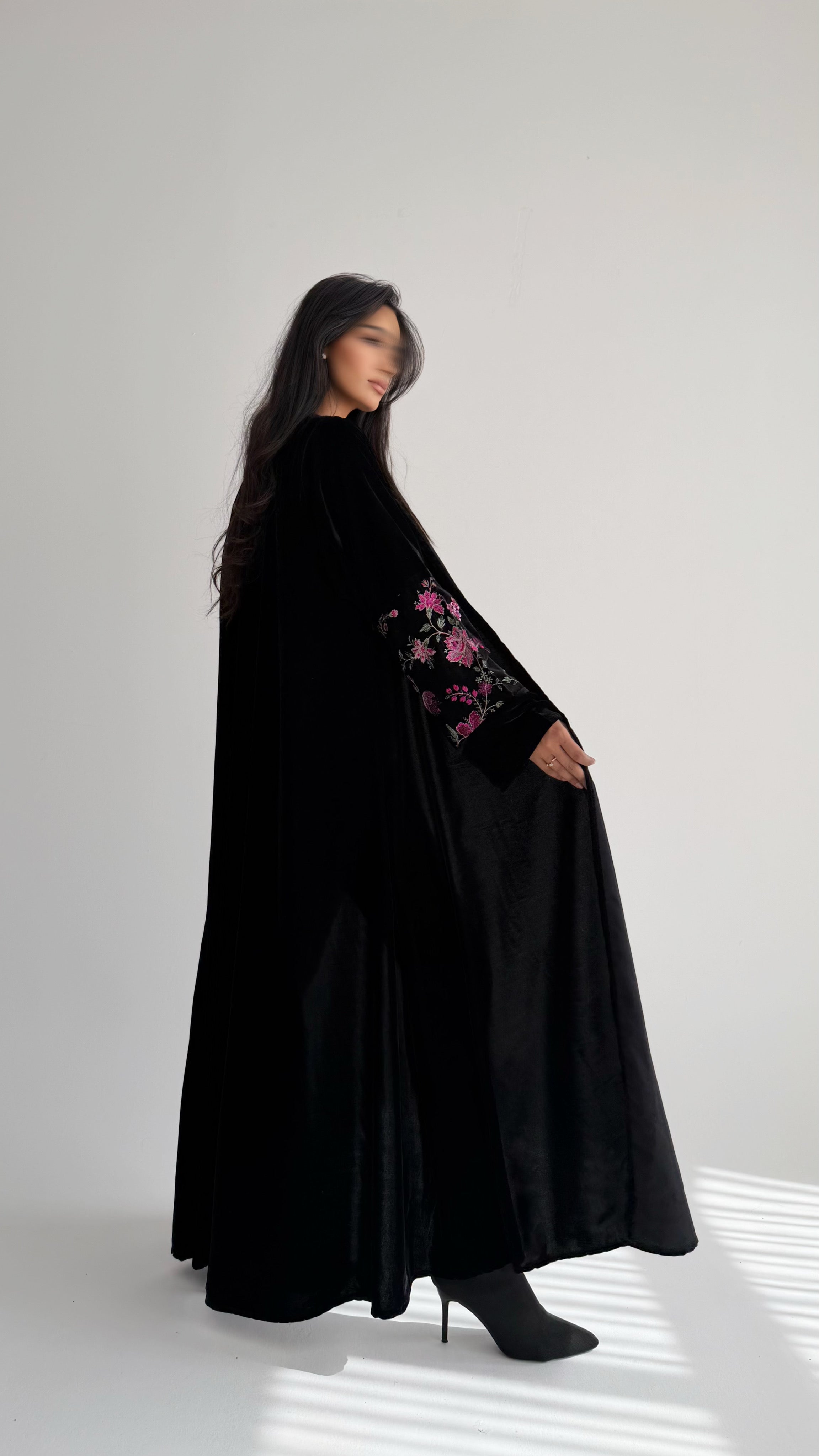 MWT815 - عباية مخمل بتدخيلة زهور بالأكمام|Floral Velvet Abaya - Aya