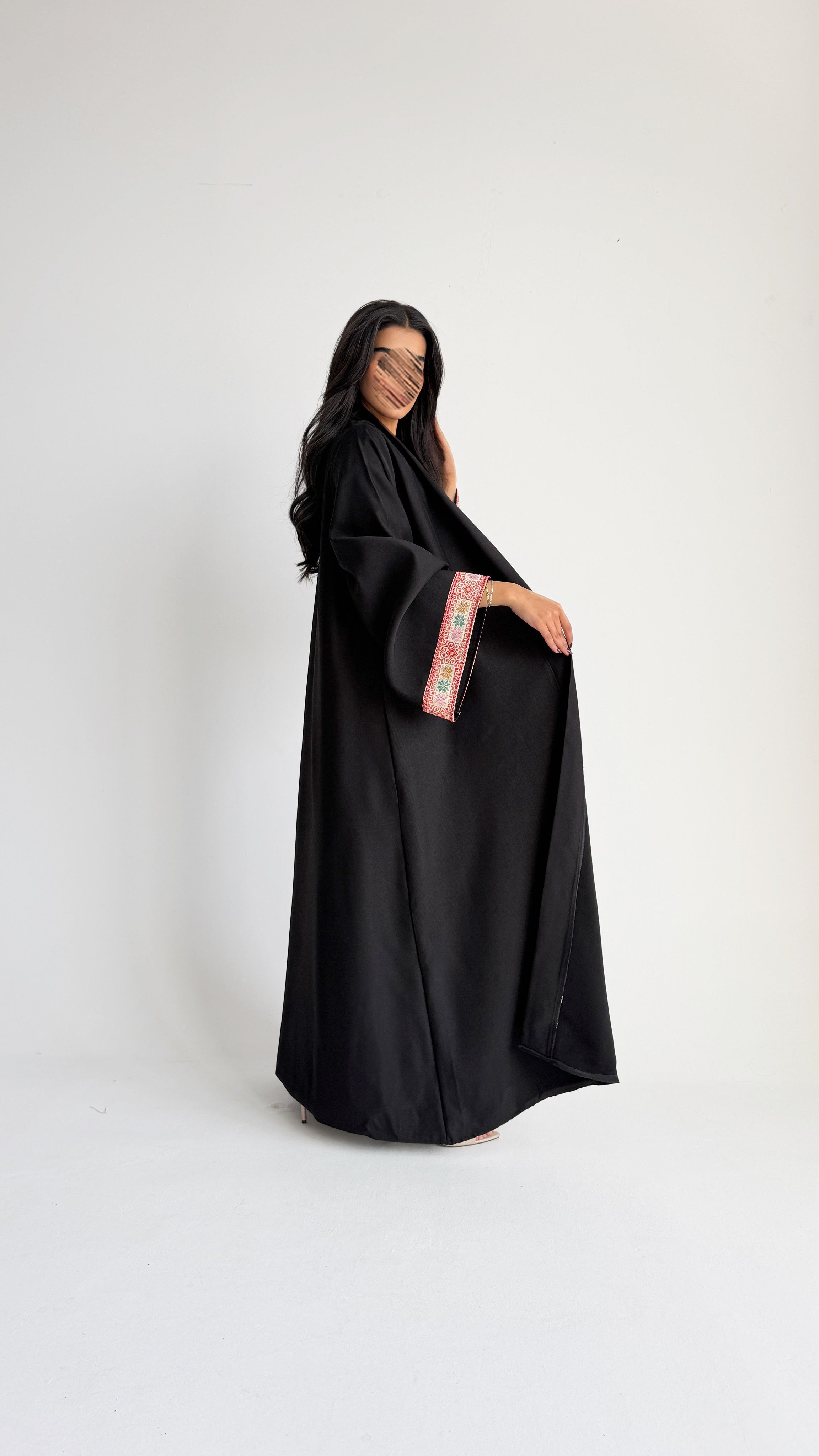MW1808 - عباية كريب اسود مع تدخيلة كلفة مطرزة - Aya