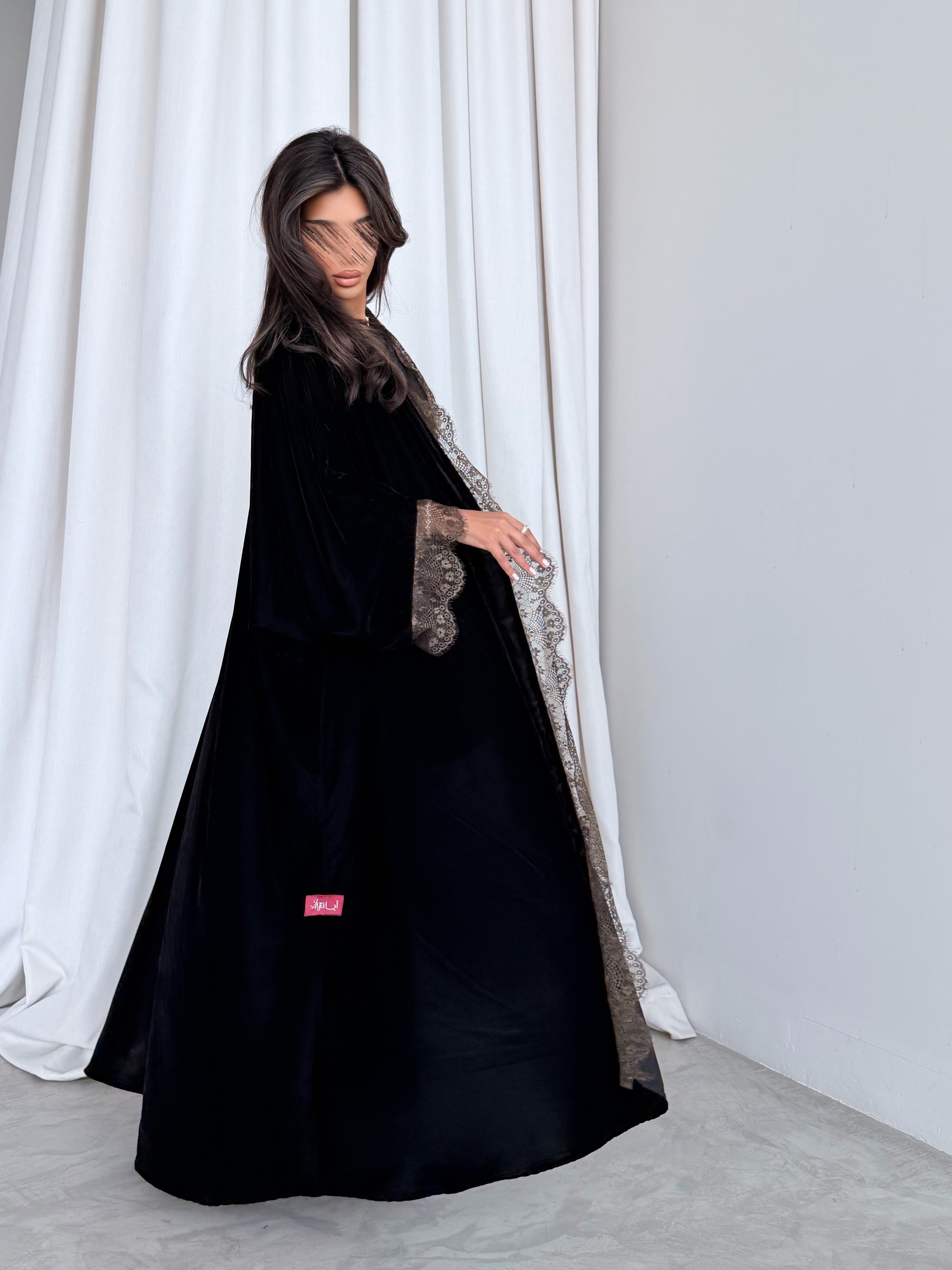 MWT981 - عباية مخمل مع تدخيلة دانتيل زيتي