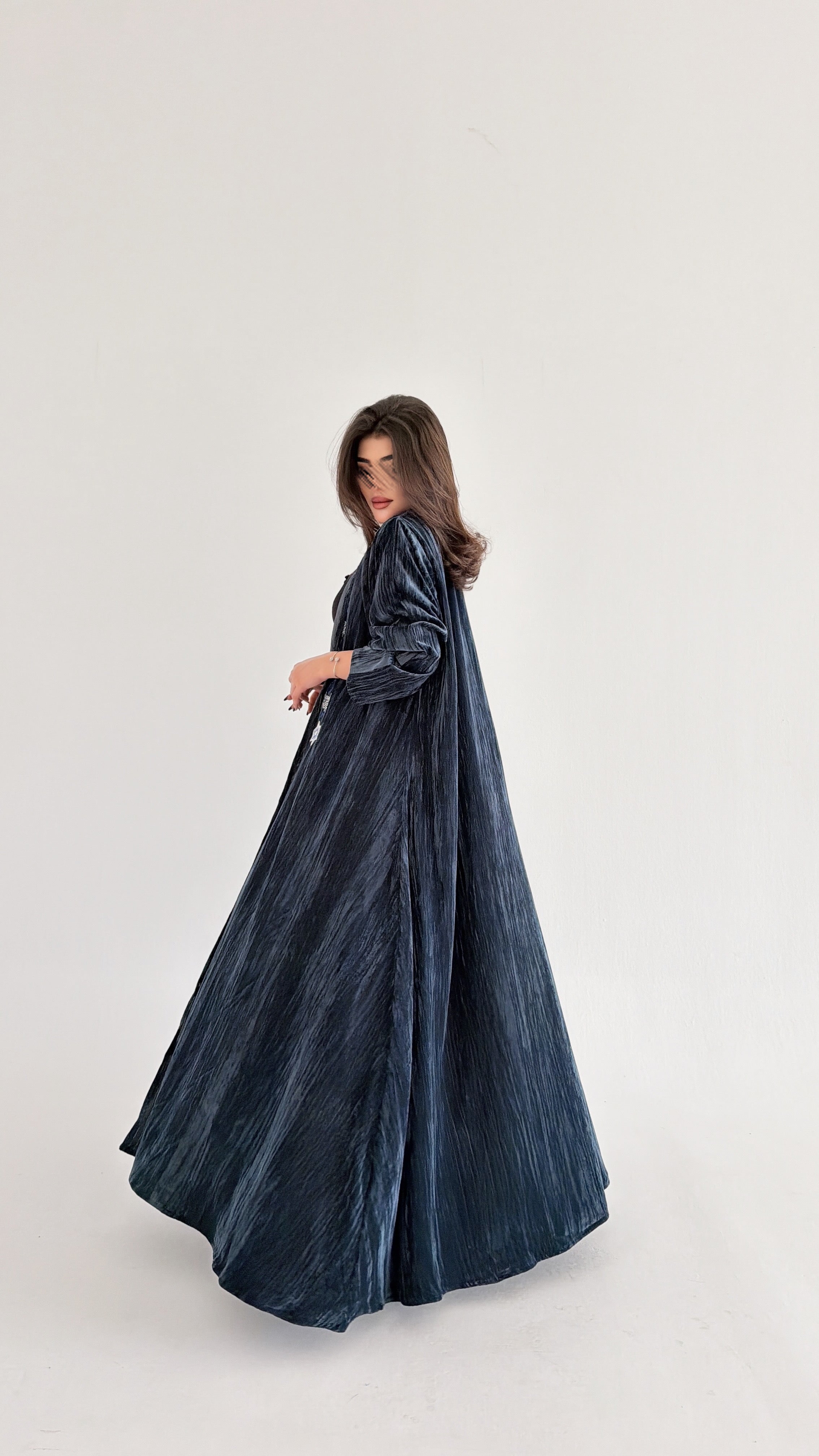 MWT674 - عباية مخمل مع تطريز من الامام - Aya