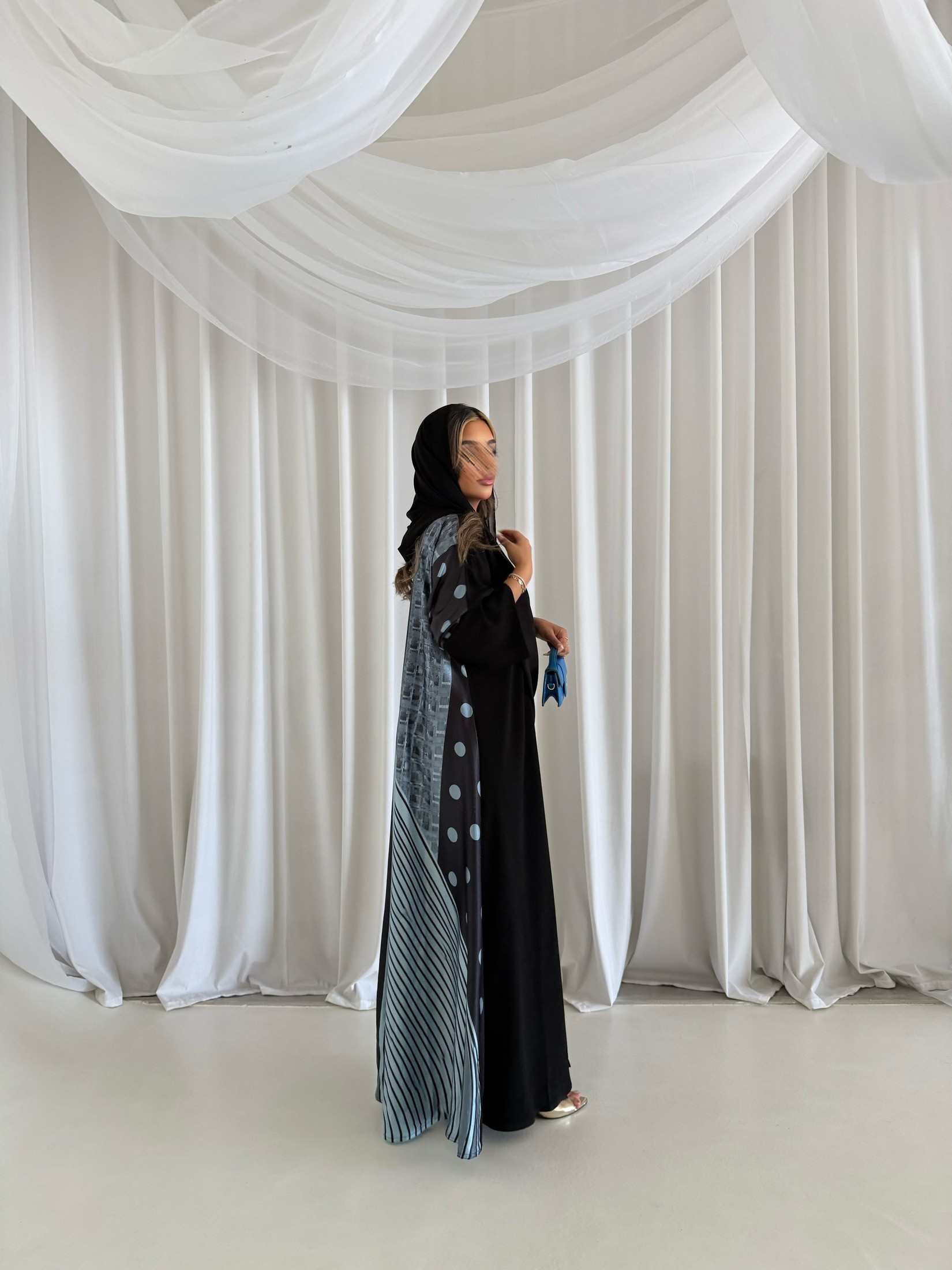 MWT2111 - عباية سوداء من الأمام وطباعة من الخلف -Black Abaya with a Printed Back - Aya