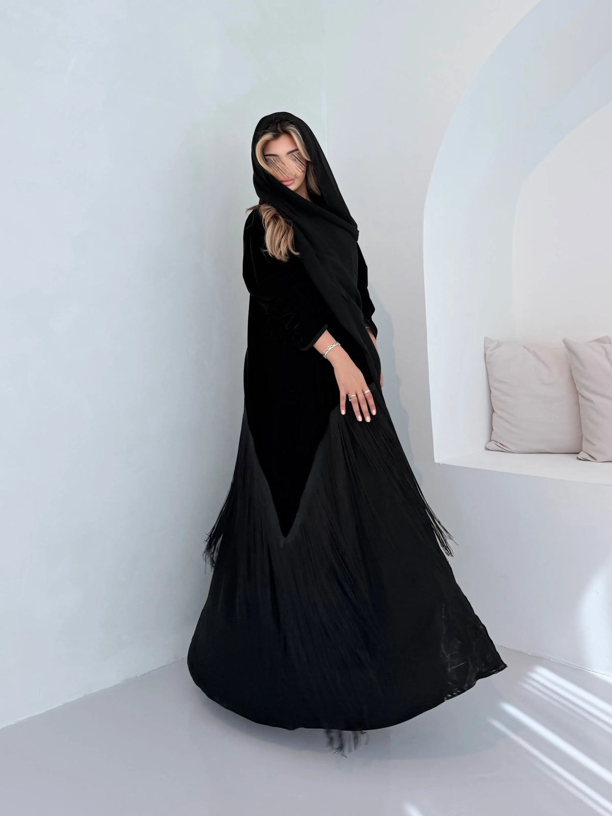 MWT5275 - عباية مخمل اسود مع هدب اسود اسفل العباية - Aya