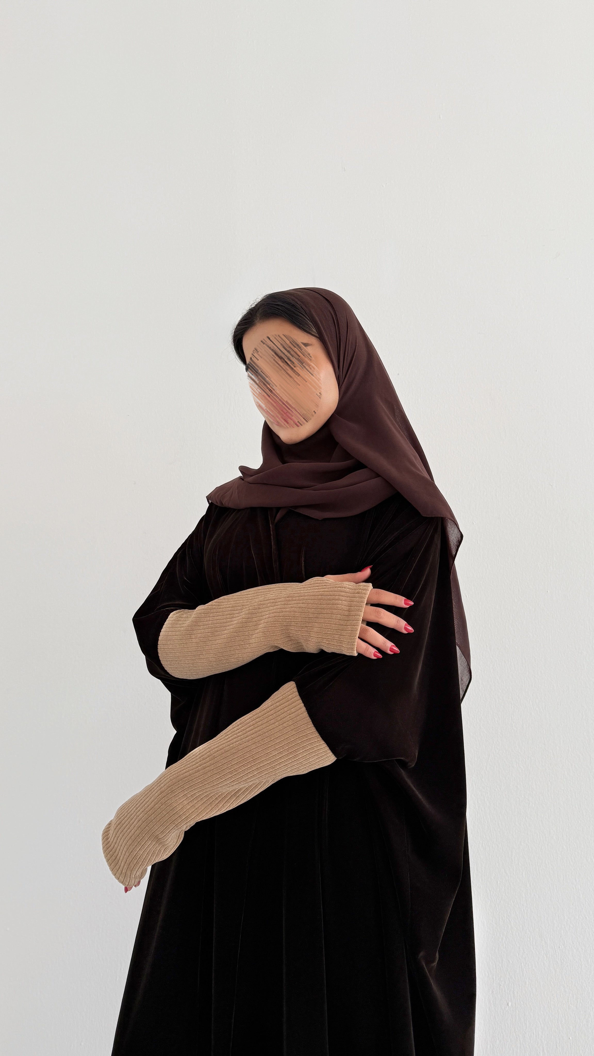 MWT748 - عباية مخمل بأكمام استرتش - Aya