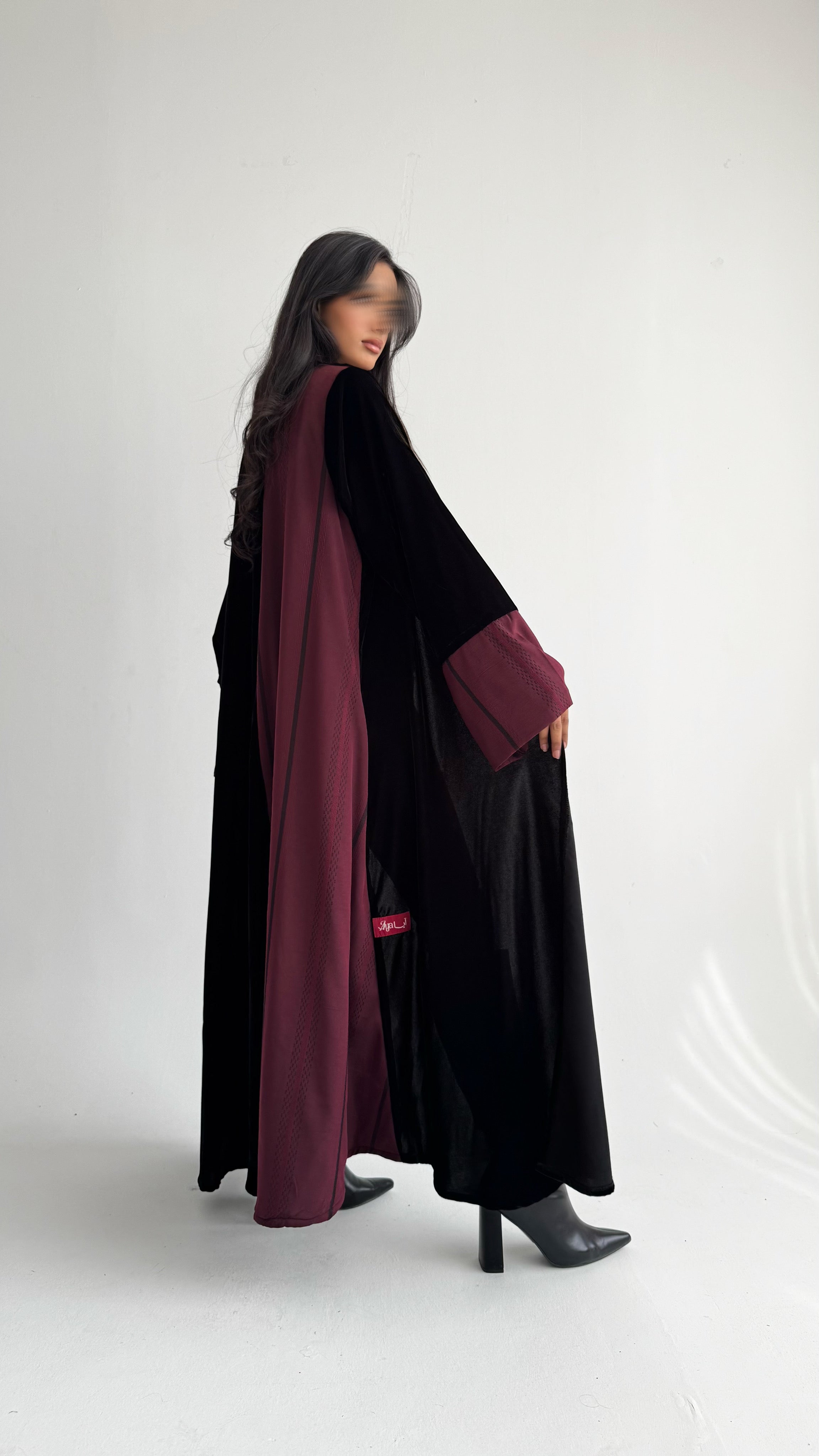 MW1842 - عباية مخمل مع اضافة تدخيلة الجاكار المطرز ليمنحك اطلالة راقية وعصرية - Aya