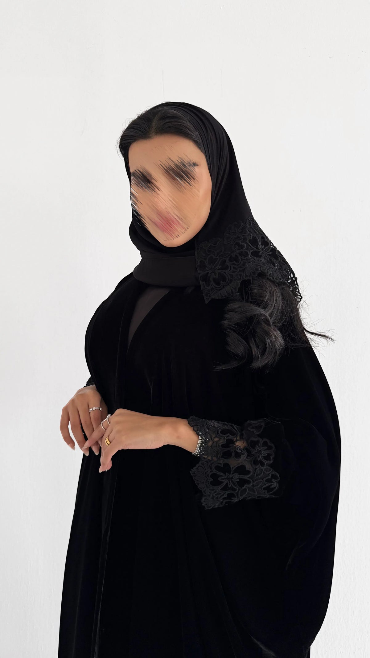 MW526 - عبايه سوداء مخمل نص بشت مع كم مزين بكلفة مخمل - Aya