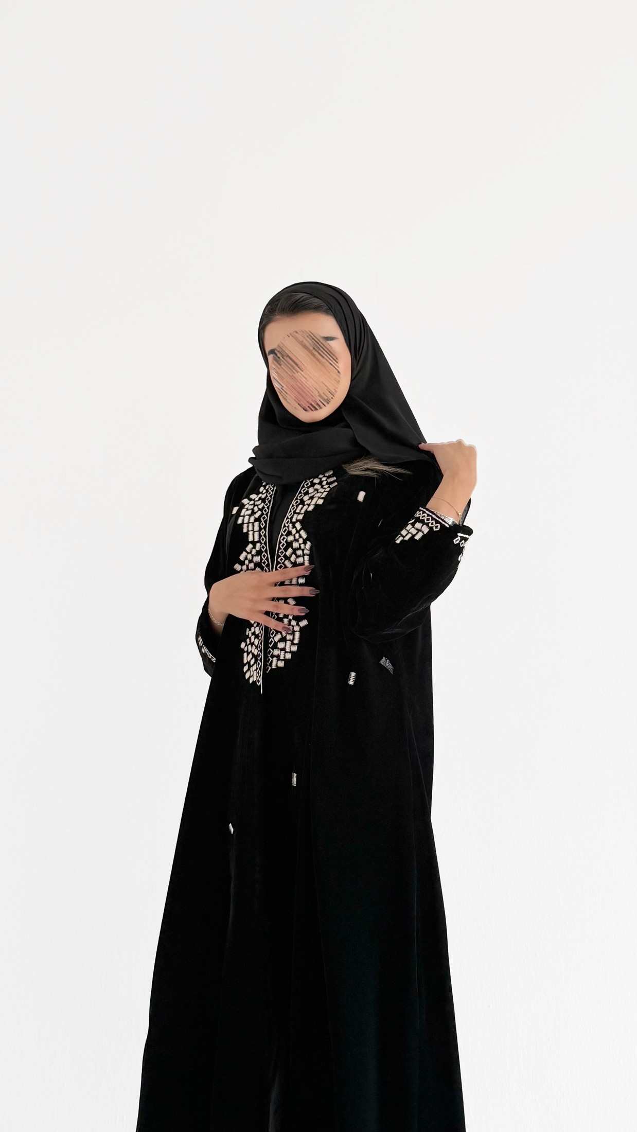 MWT684 - عباية مخمل اسود تطريز من الامام - Aya