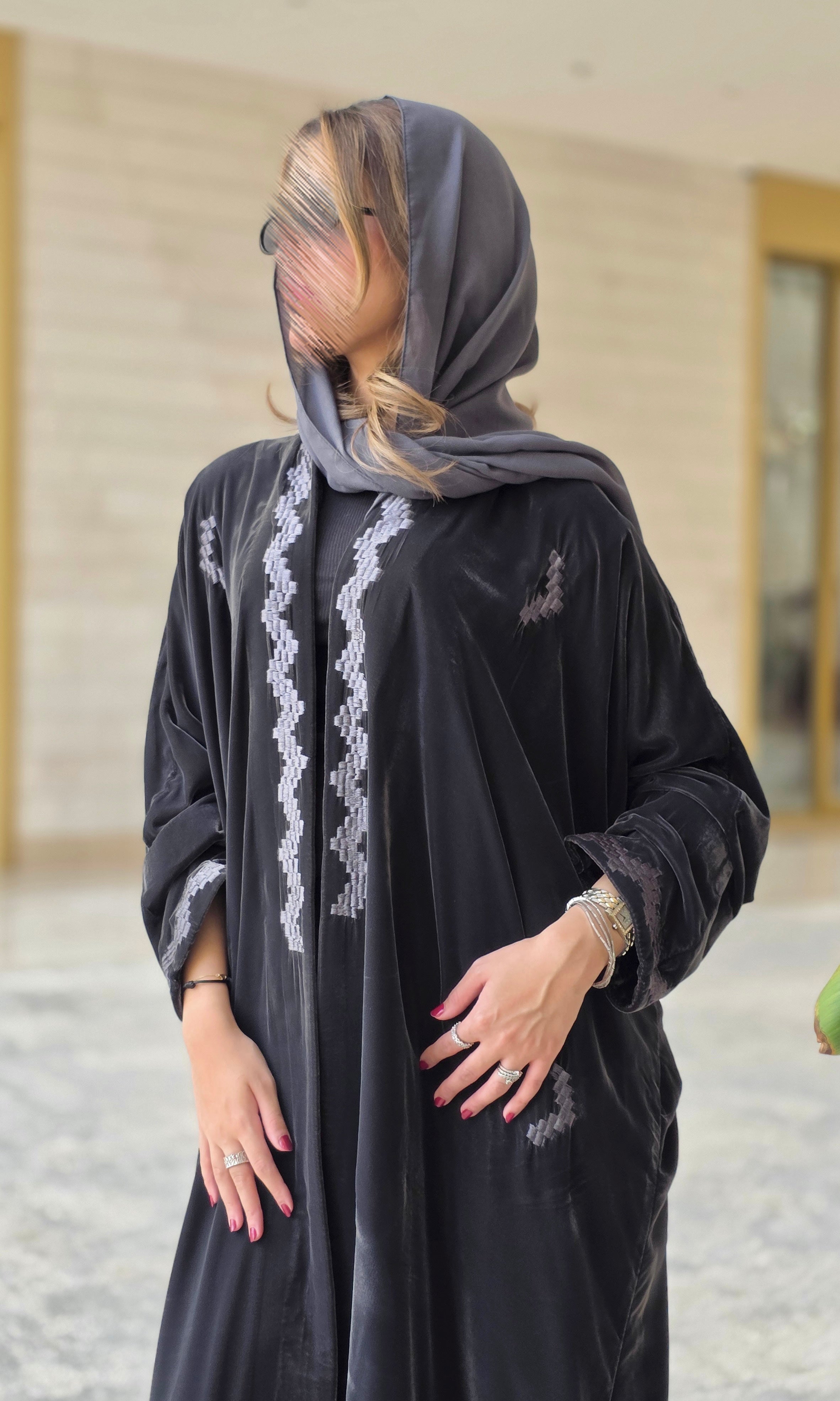 MWT653 - عباية مخمل تطريز رصاصي - Aya