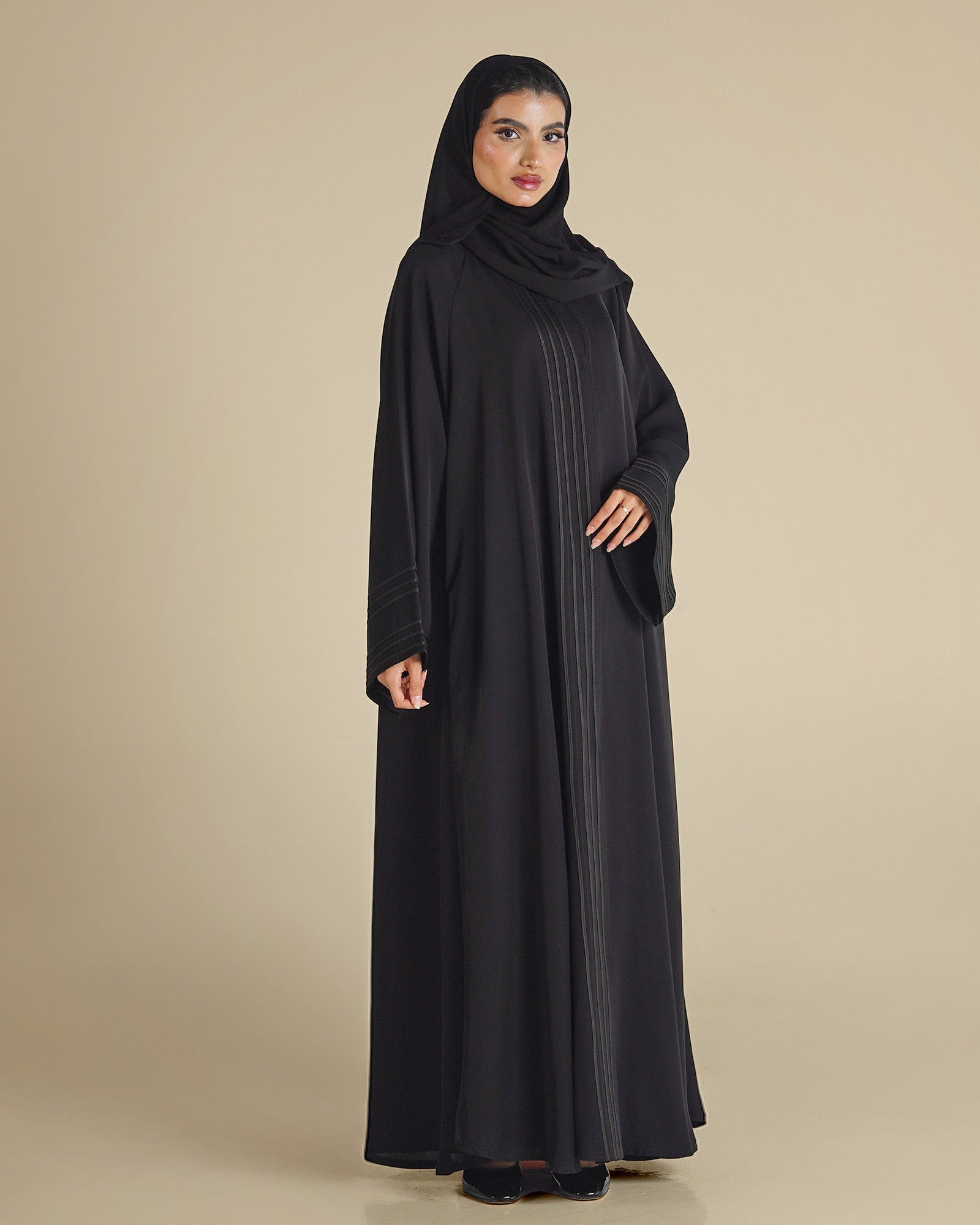 MW1274 - عباية سوداء فاحمة مع تطريز خطوط في الأمام و الكم - Aya