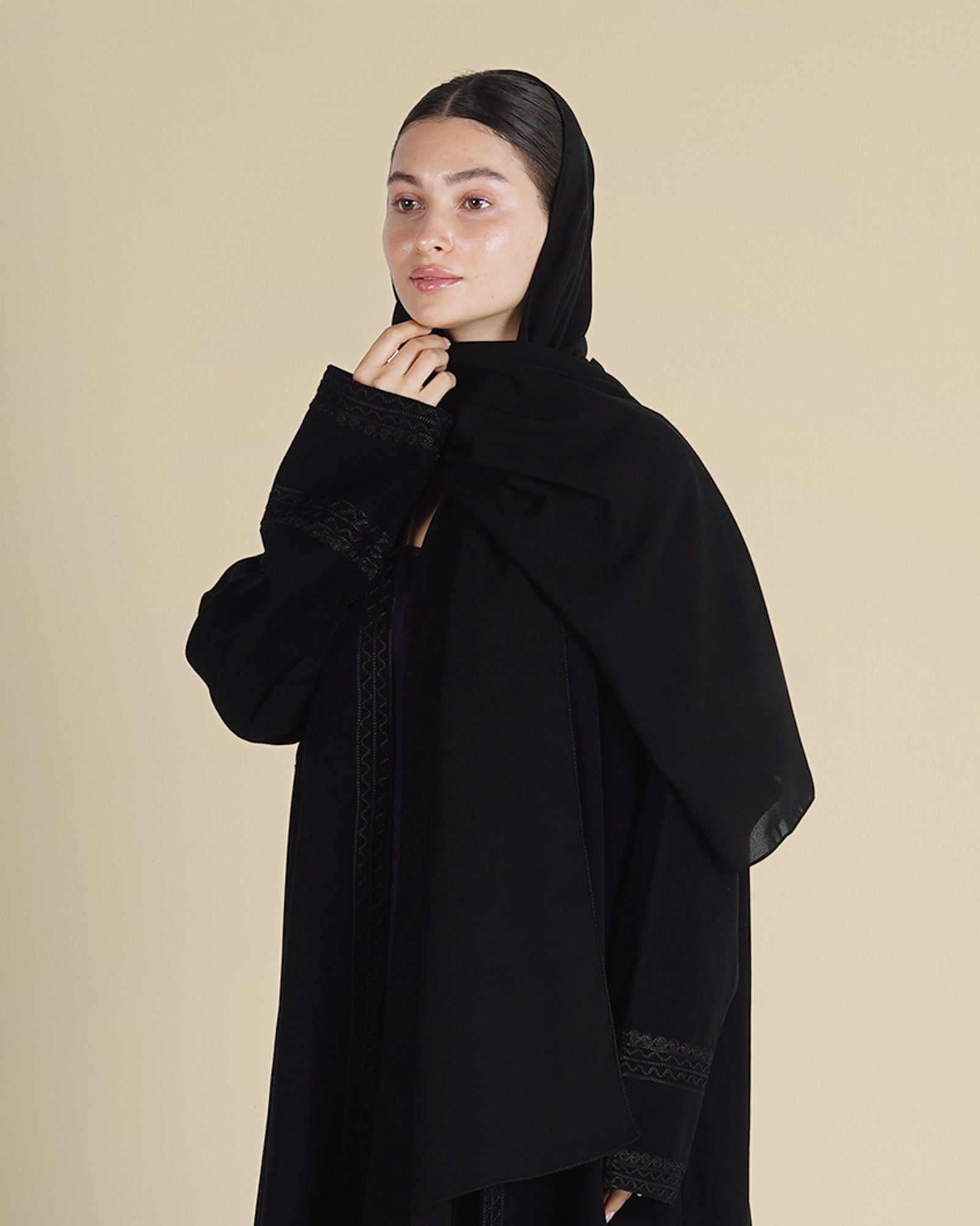 MW1265 - عباية سوداء مطرزه مع كسرة في الخلف