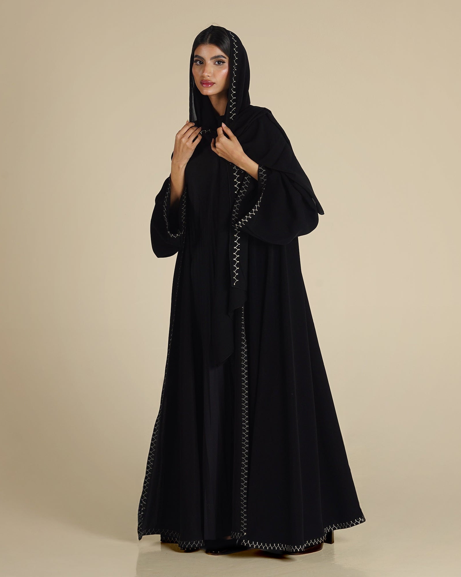 MW1267 - عباية سوداء دبل كلوش بتطريز ابيض في اطراف العباية والطرحة - Aya