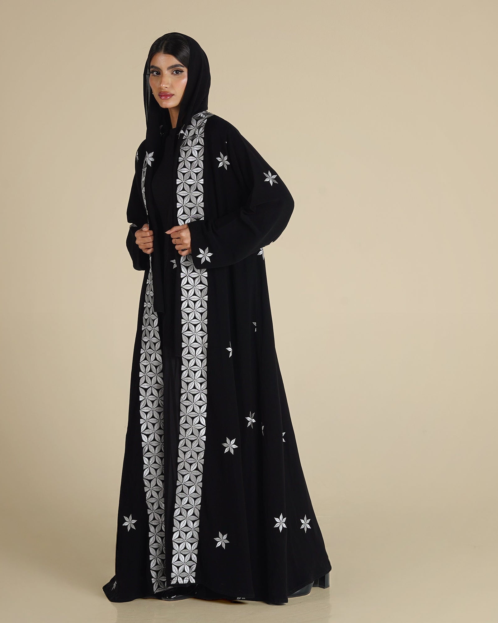 MW1268 - عباية سوداء بتطريز ورود أبيض في العباية والطرحة - Aya