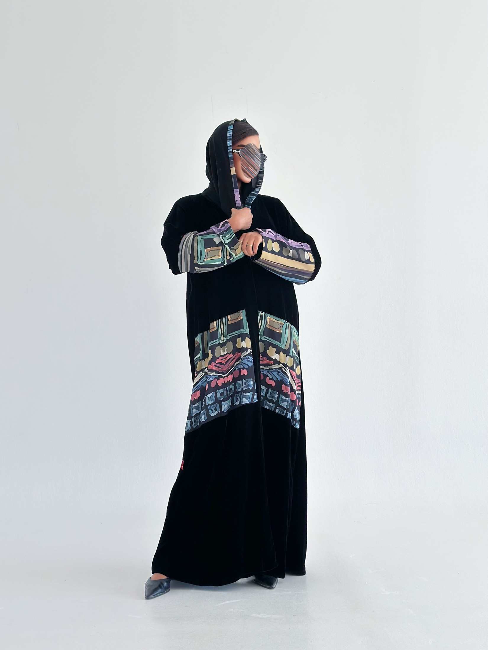 MWT577 - عباية مخمل مع طباعة ملونة - Aya