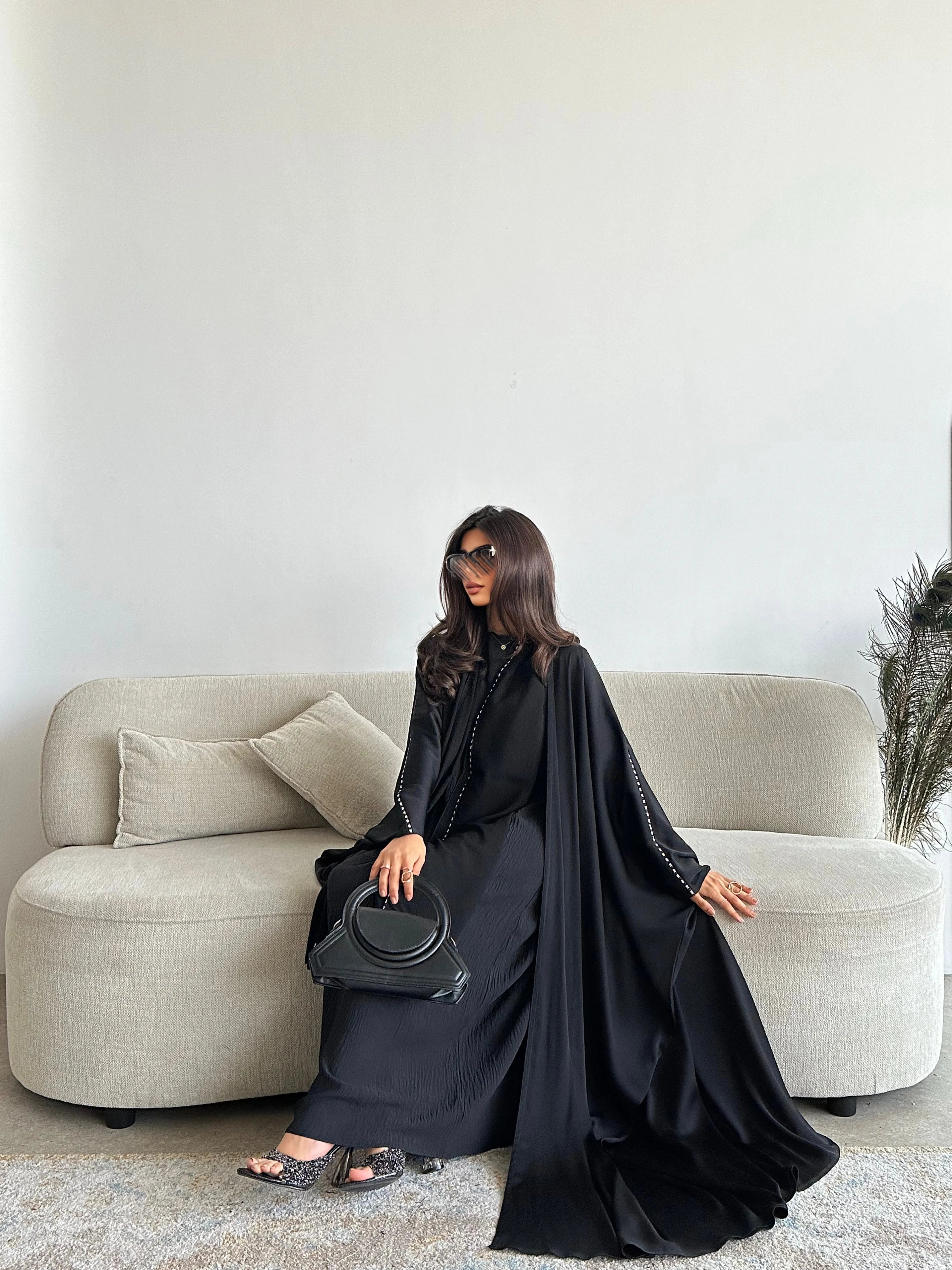 MWT4392 - عباية تيك توك بشت بكريستال أسود - Aya