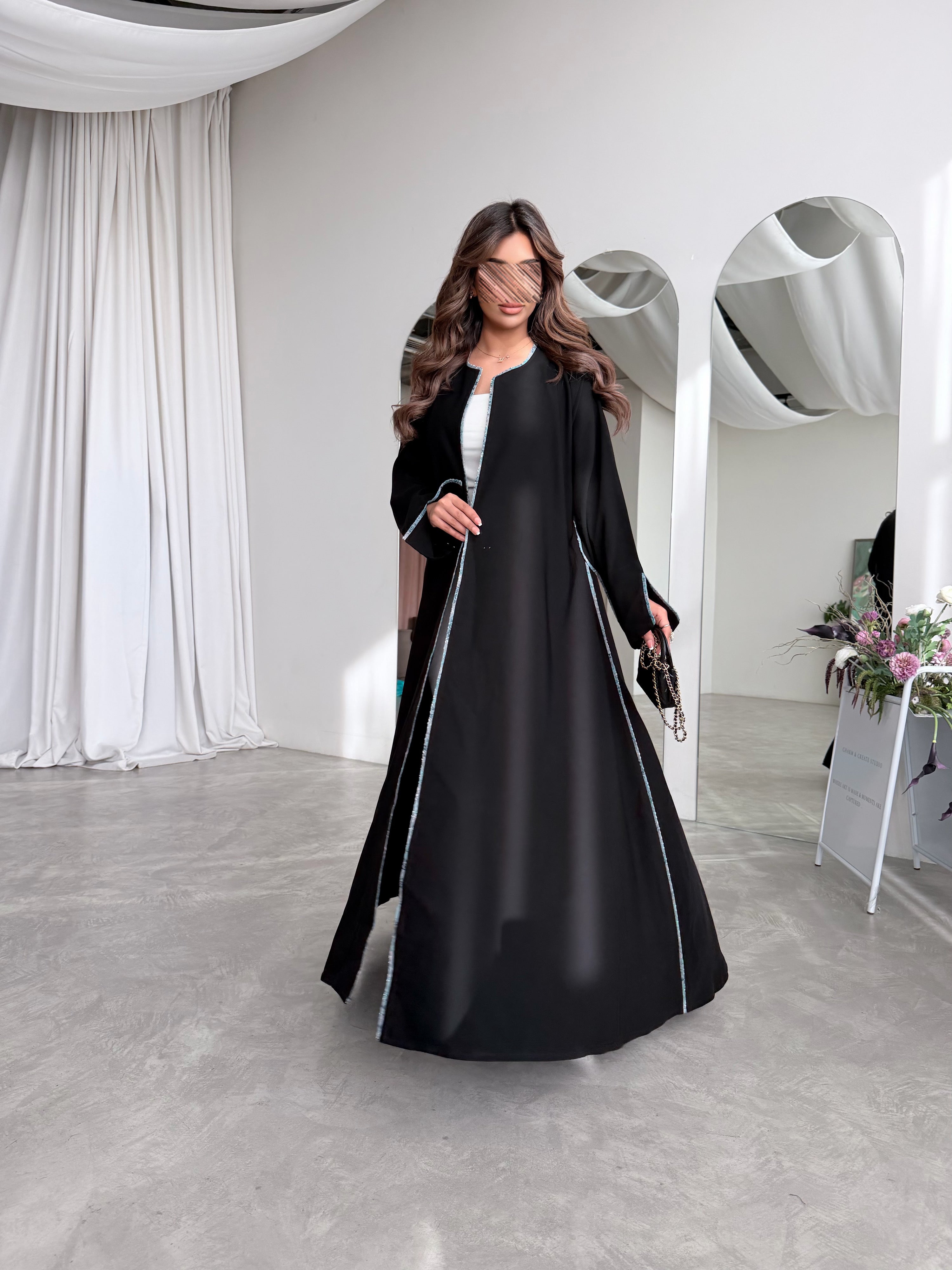 MWT793 - عباية كريب مع تدخيلة لنن مطرز - Aya