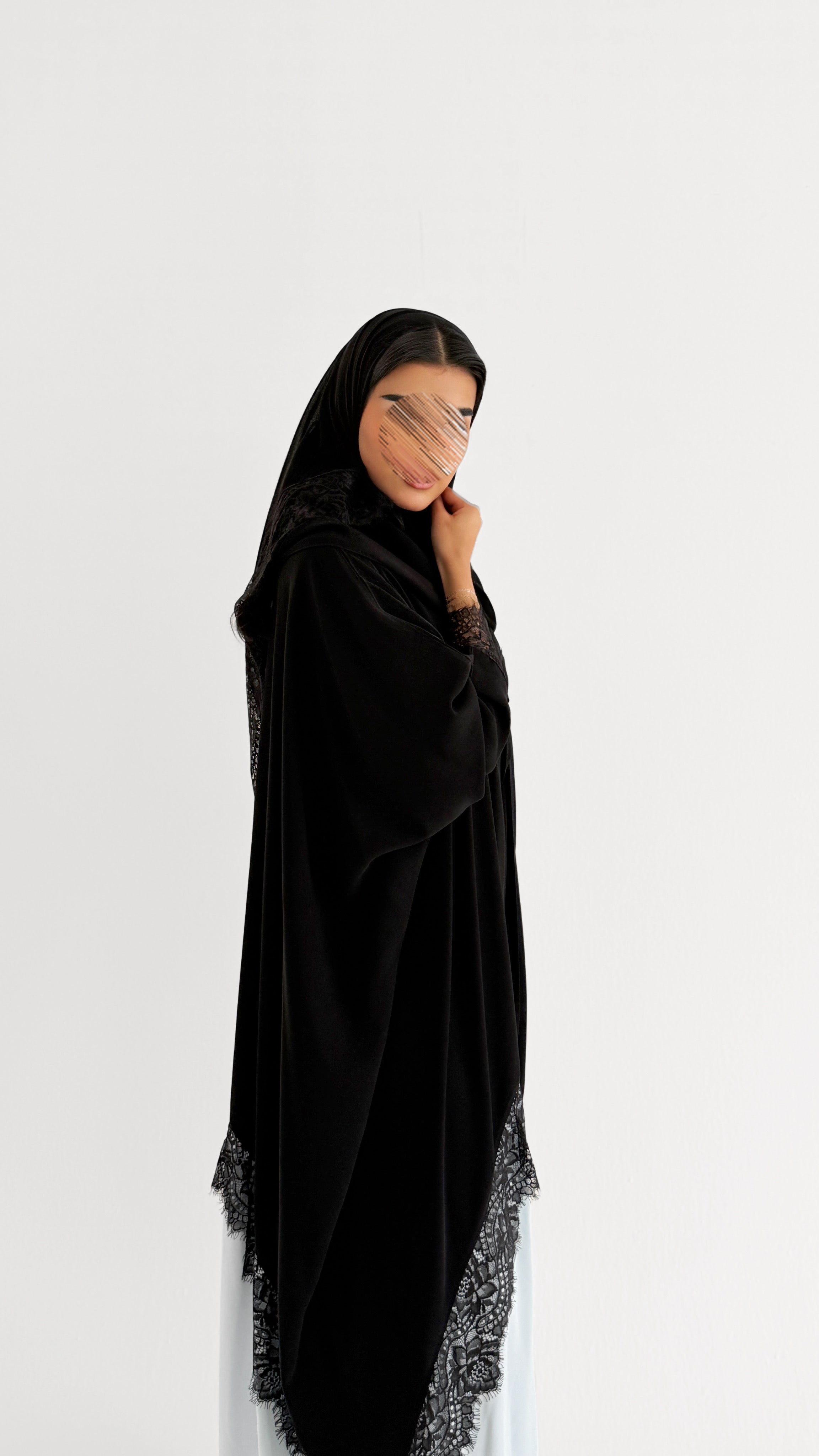 MWT2009 - عباية كريب اسود وساتان مع دانتيل - Aya