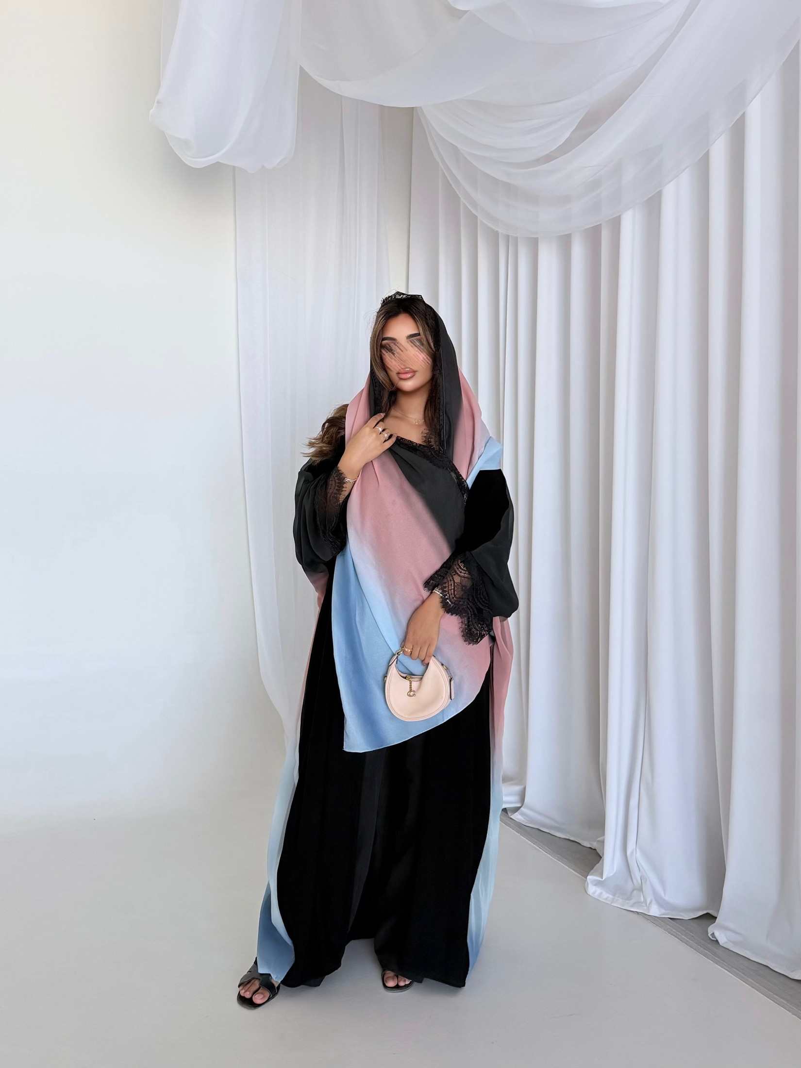 MWT5156 - عبايه شيفون طباعة مع سيراميك اسود من الأمام و دانتيل أكمام و طرحة - Aya