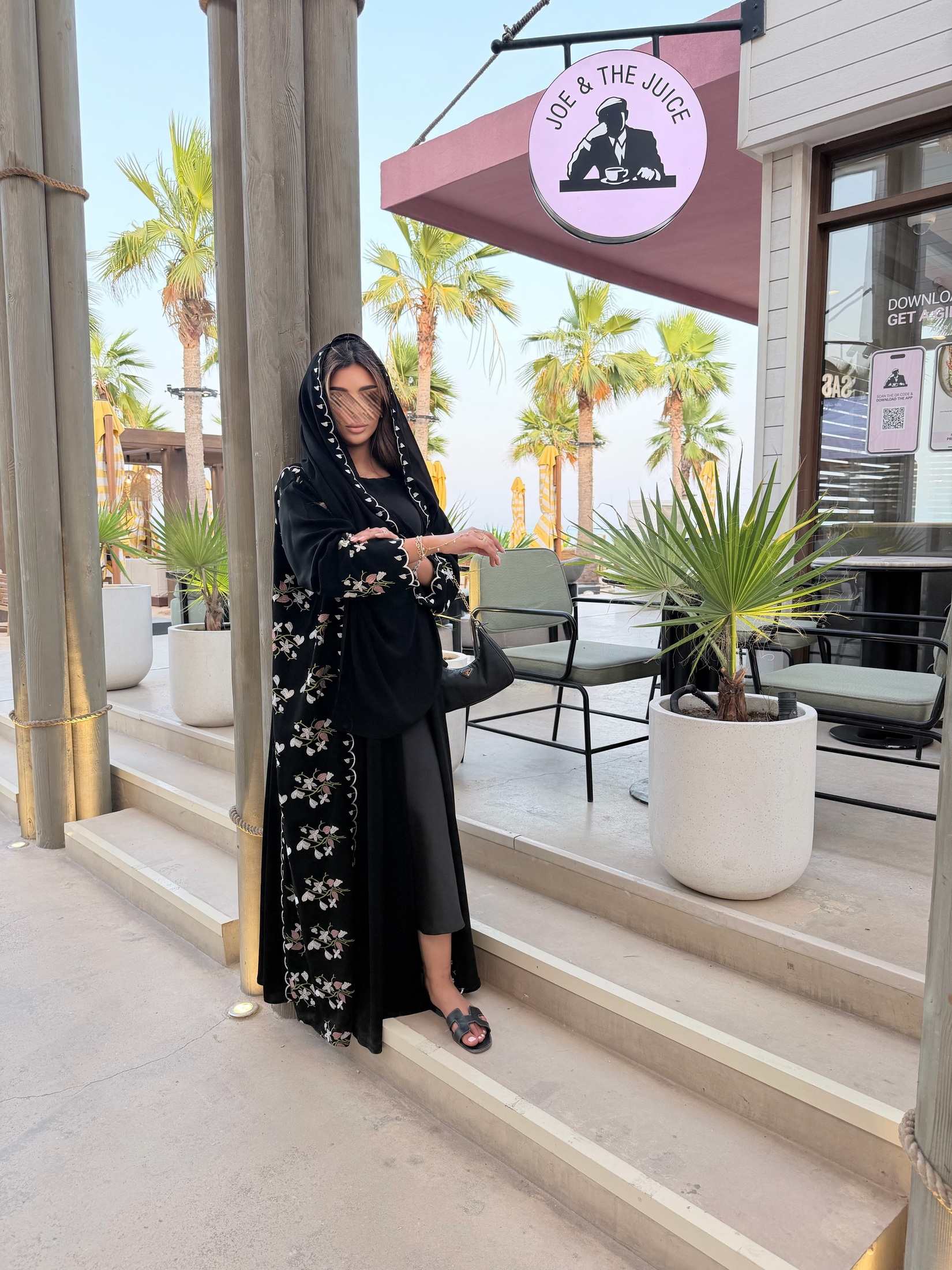 MW1604 - عباية سوداء بتطريز ورود على الجوانب | Black Abaya with Floral Side Embroidery - Aya