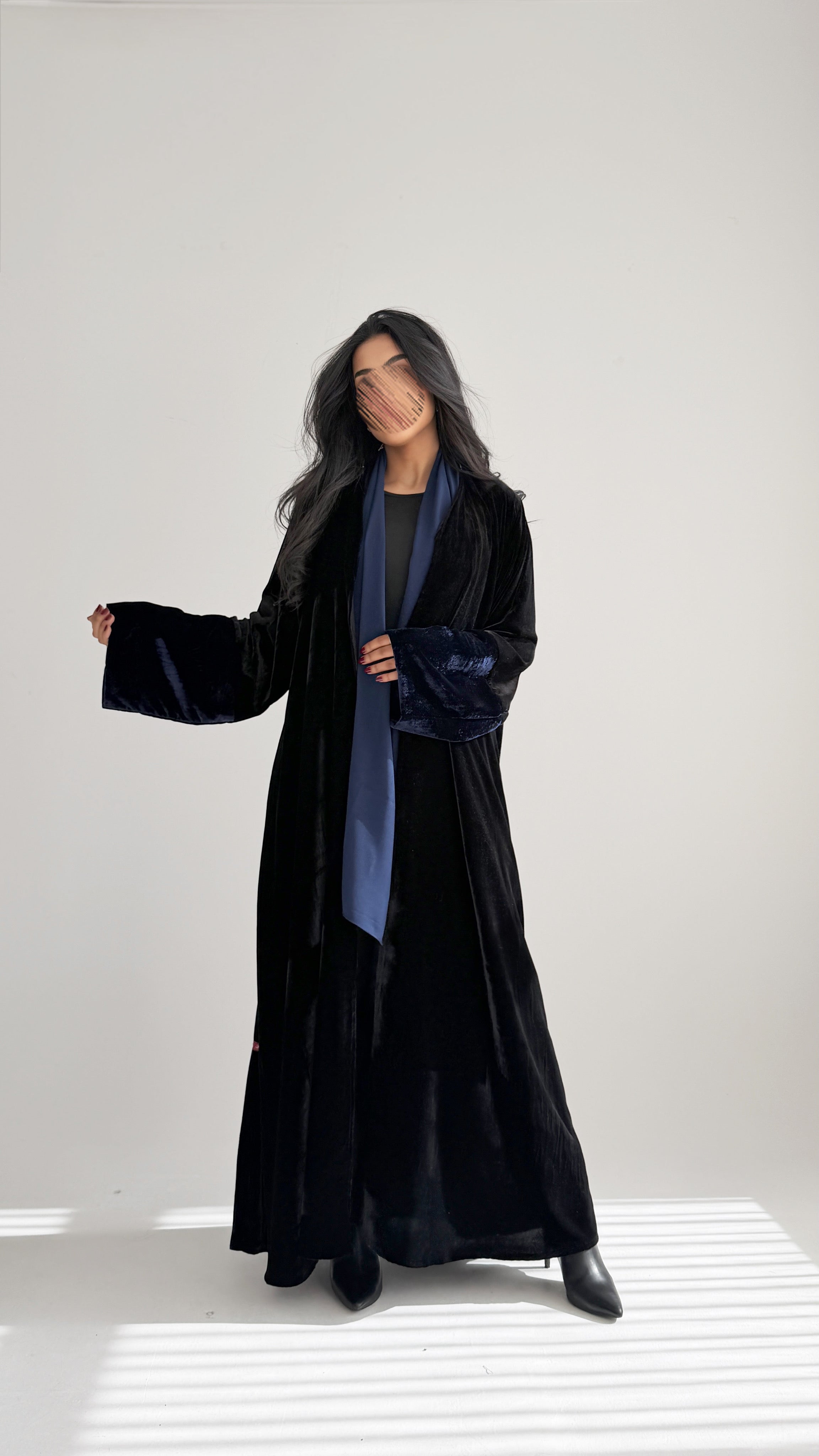 MWT765 - عباية مخمل كحلي مع أسود - Aya