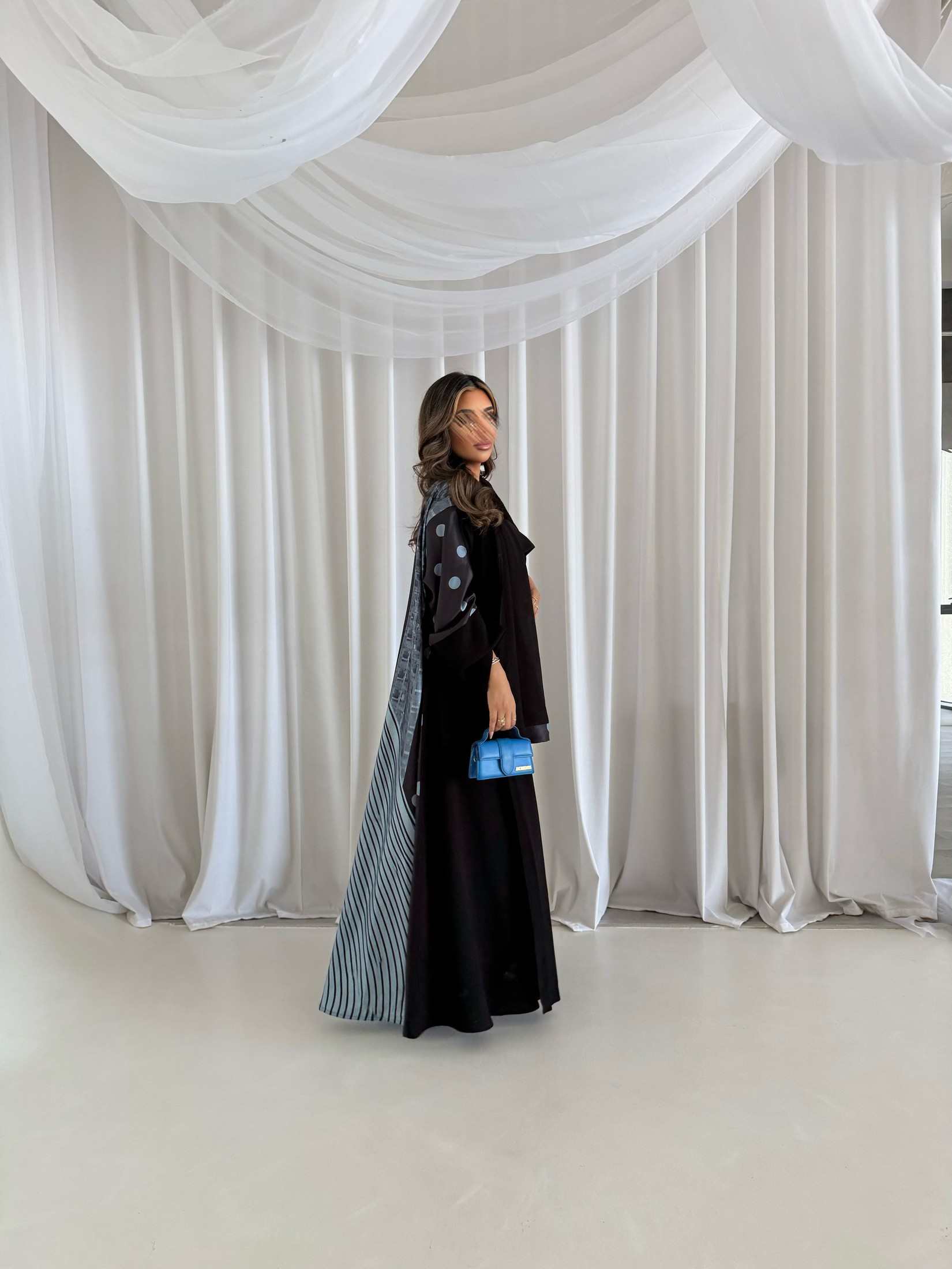 MWT2111 - عباية سوداء من الأمام وطباعة من الخلف -Black Abaya with a Printed Back - Aya