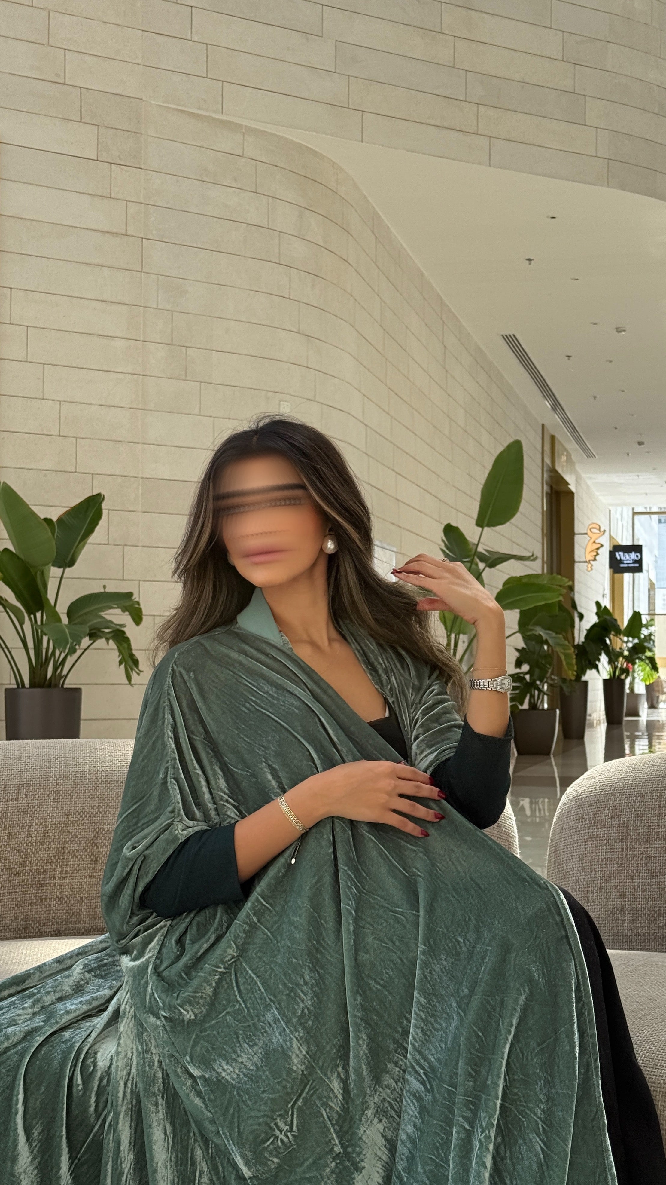 MWT564 - عباية مخمل زيتي فاتح مع أكمام استرتش - Aya