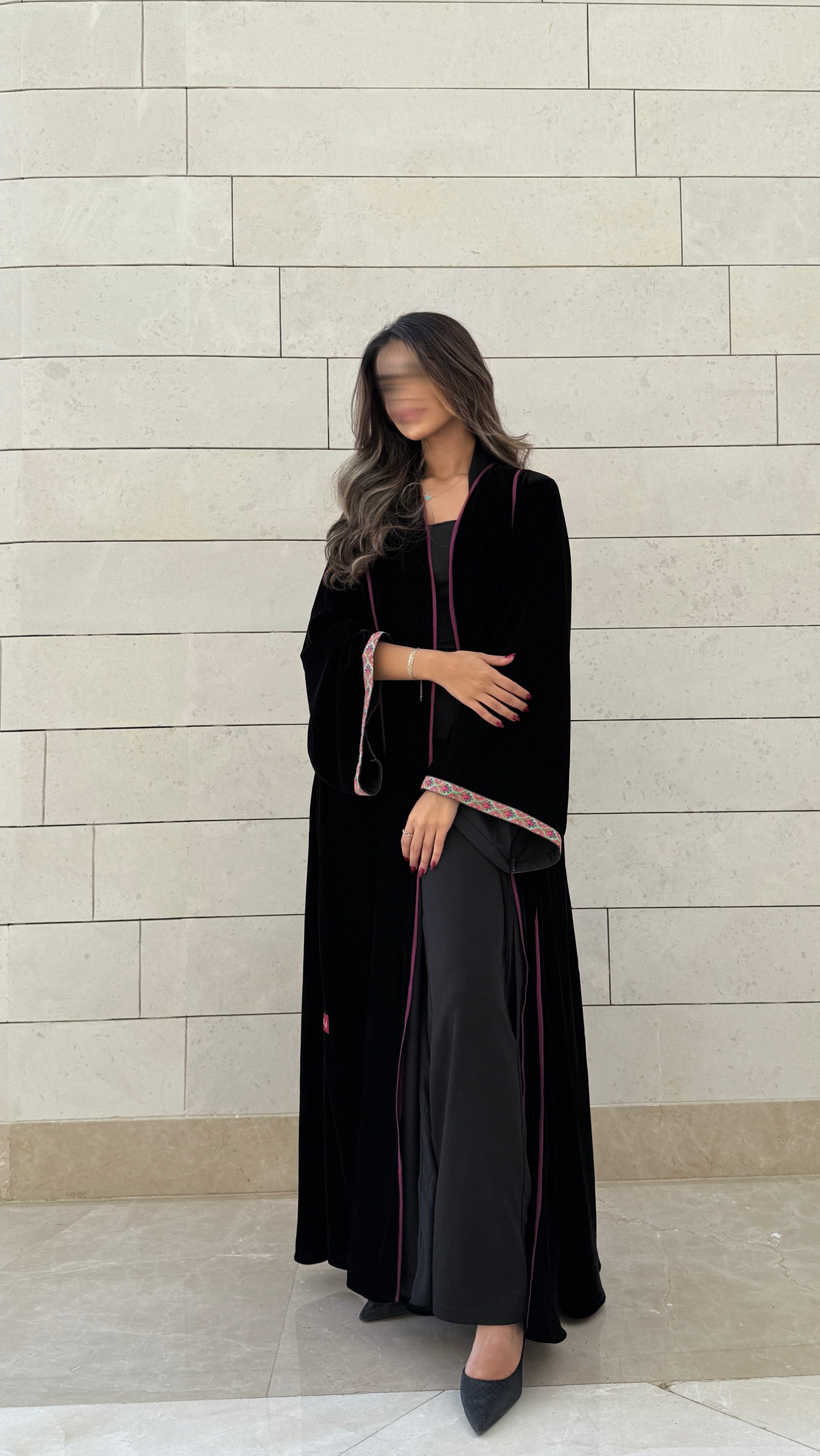 MWT565 - عباية مخمل أسود بخطوط بنفسجية مع تطريز بنفسجي - Aya