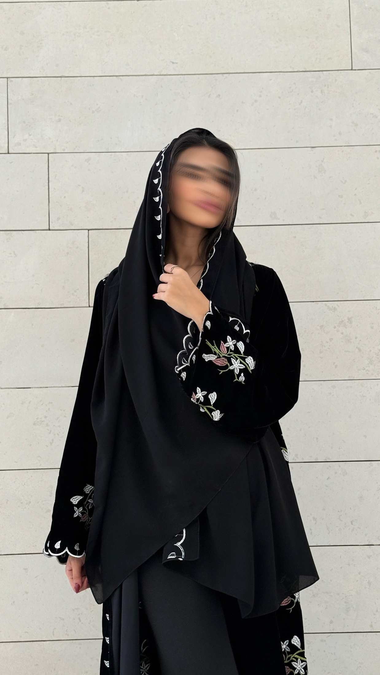 MWT566 - عباية مخمل سوداء بتطريز ورد على الجوانب - Aya
