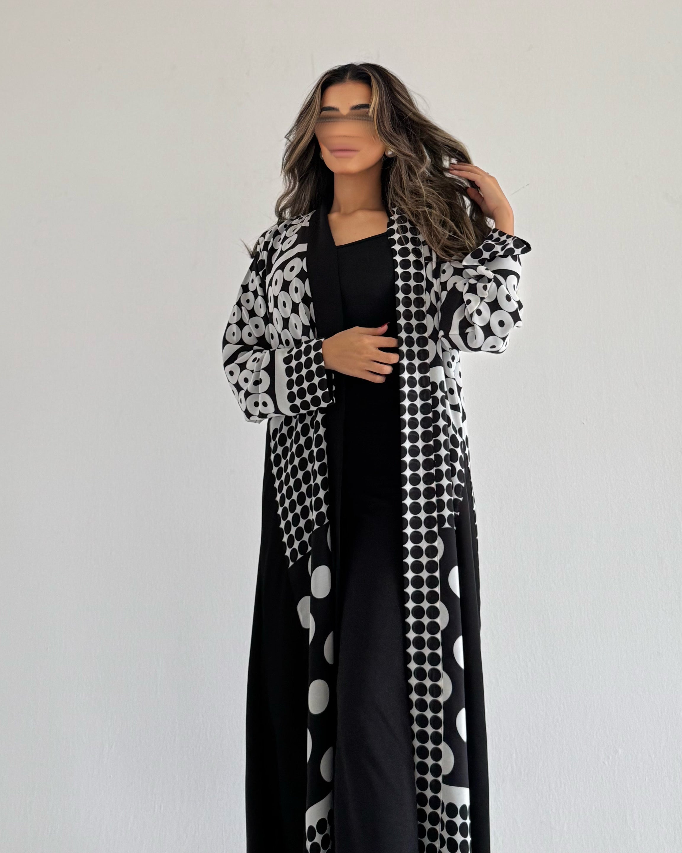 MW1548 - عباية منقط اسود وابيض | Polka - Aya