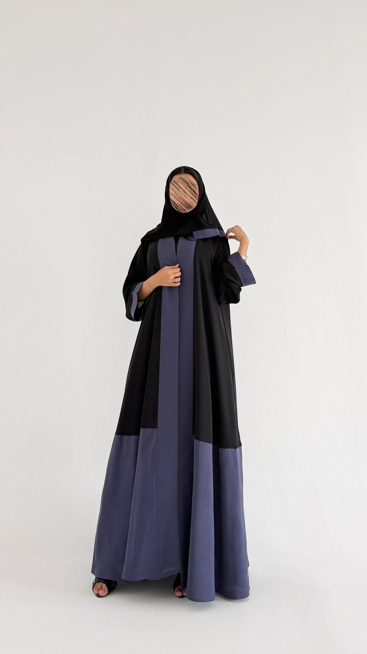 MWT5252 - عباية اسود عملية تناسب كل يوم مع تدخيلات لون كحلي