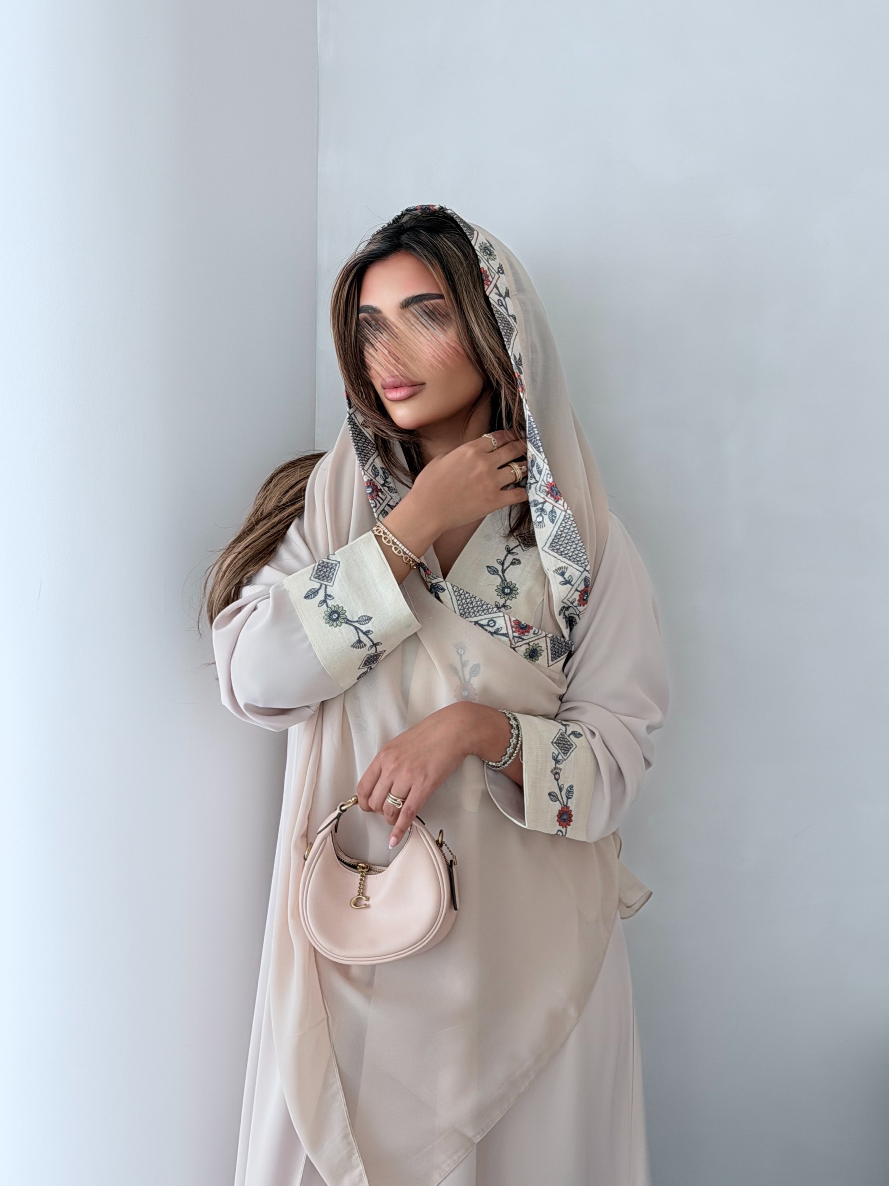 MWT5027 - إطلالة صيفيه بعبايه كريب بيج مع تدخيلات تطريز - Aya